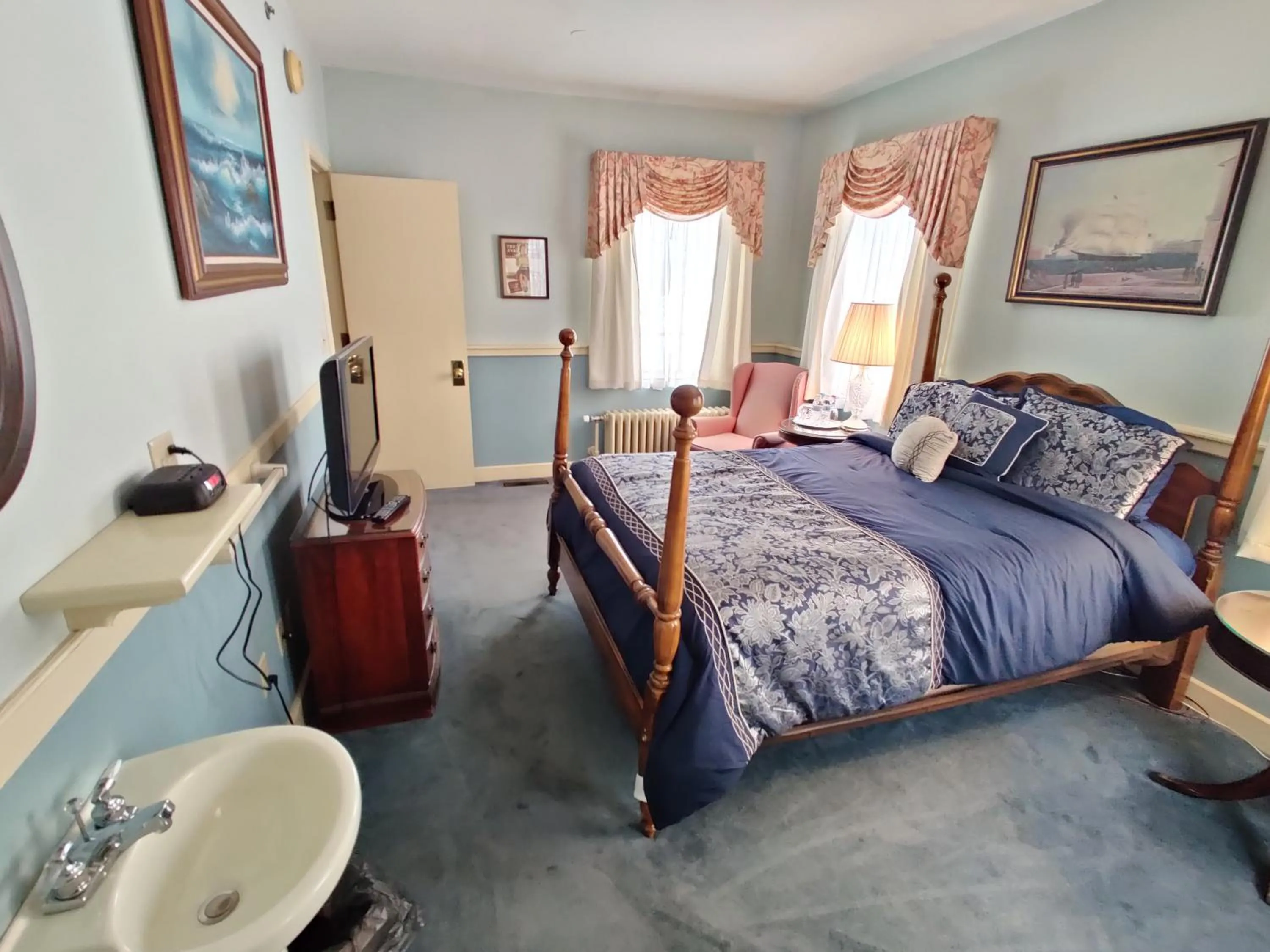 Bed in Montague Inn Bed & Breakfast