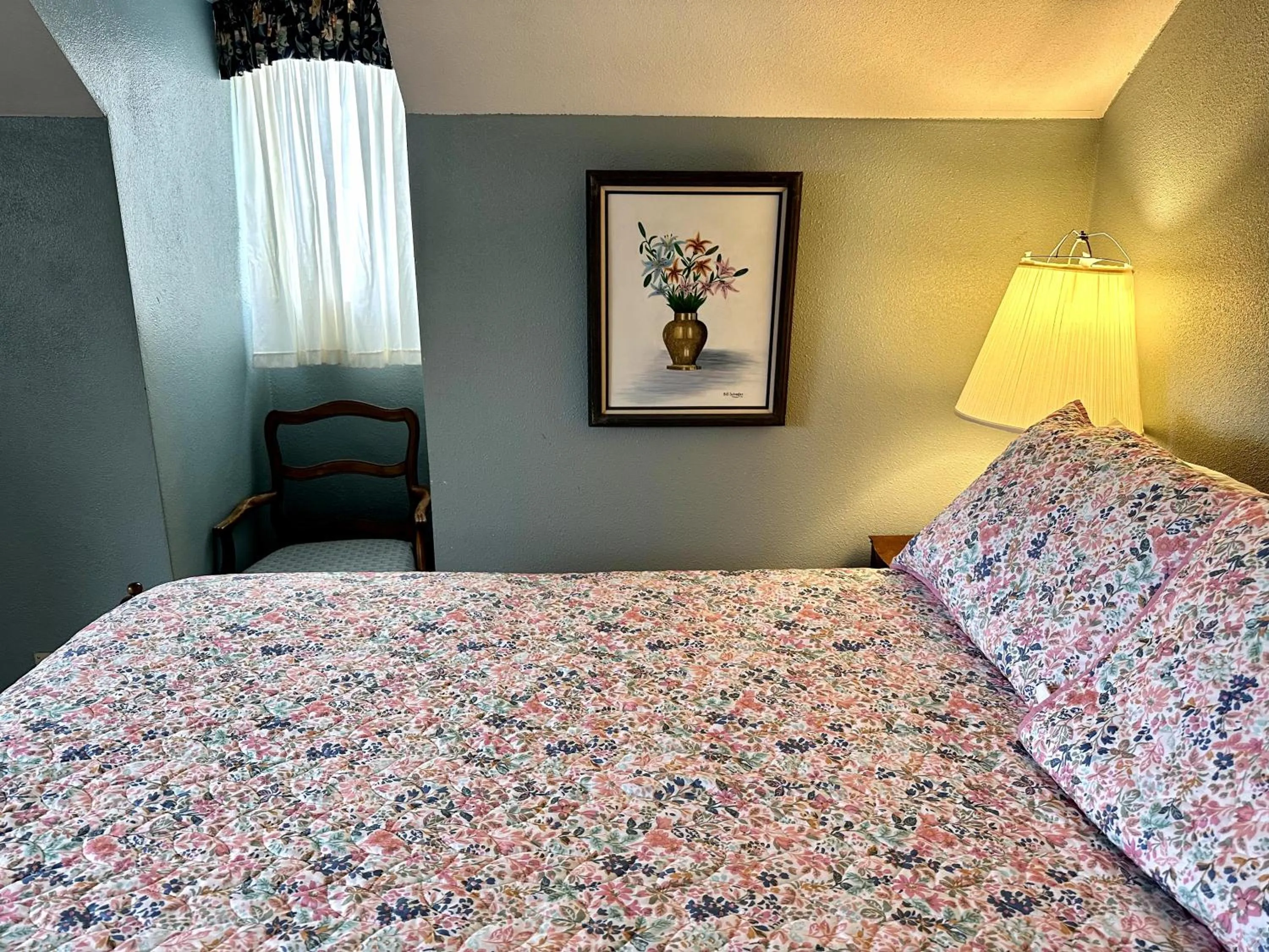 Bed in Montague Inn Bed & Breakfast