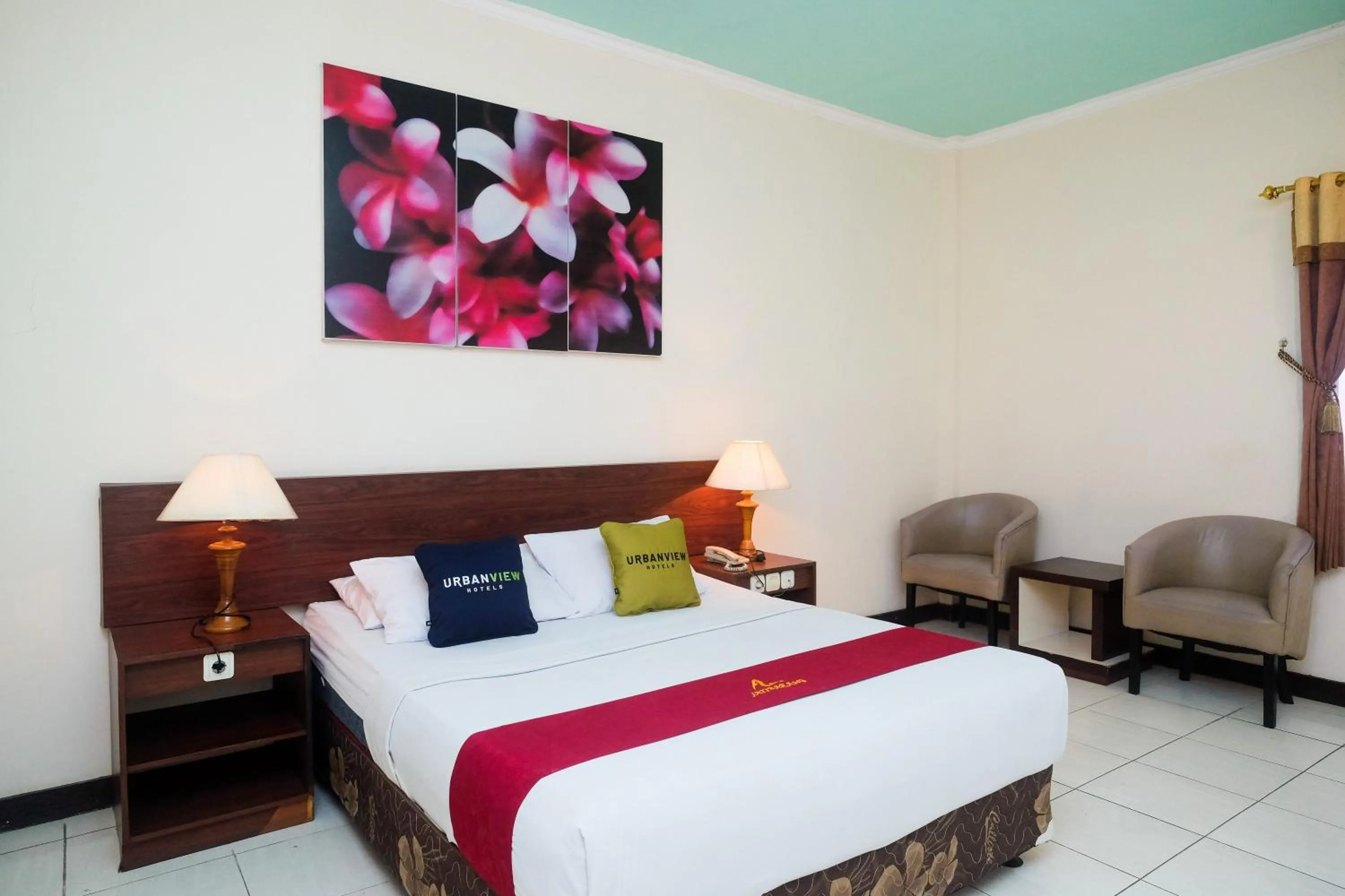 Bed in Urbanview Hotel Anggraeni Jatibarang