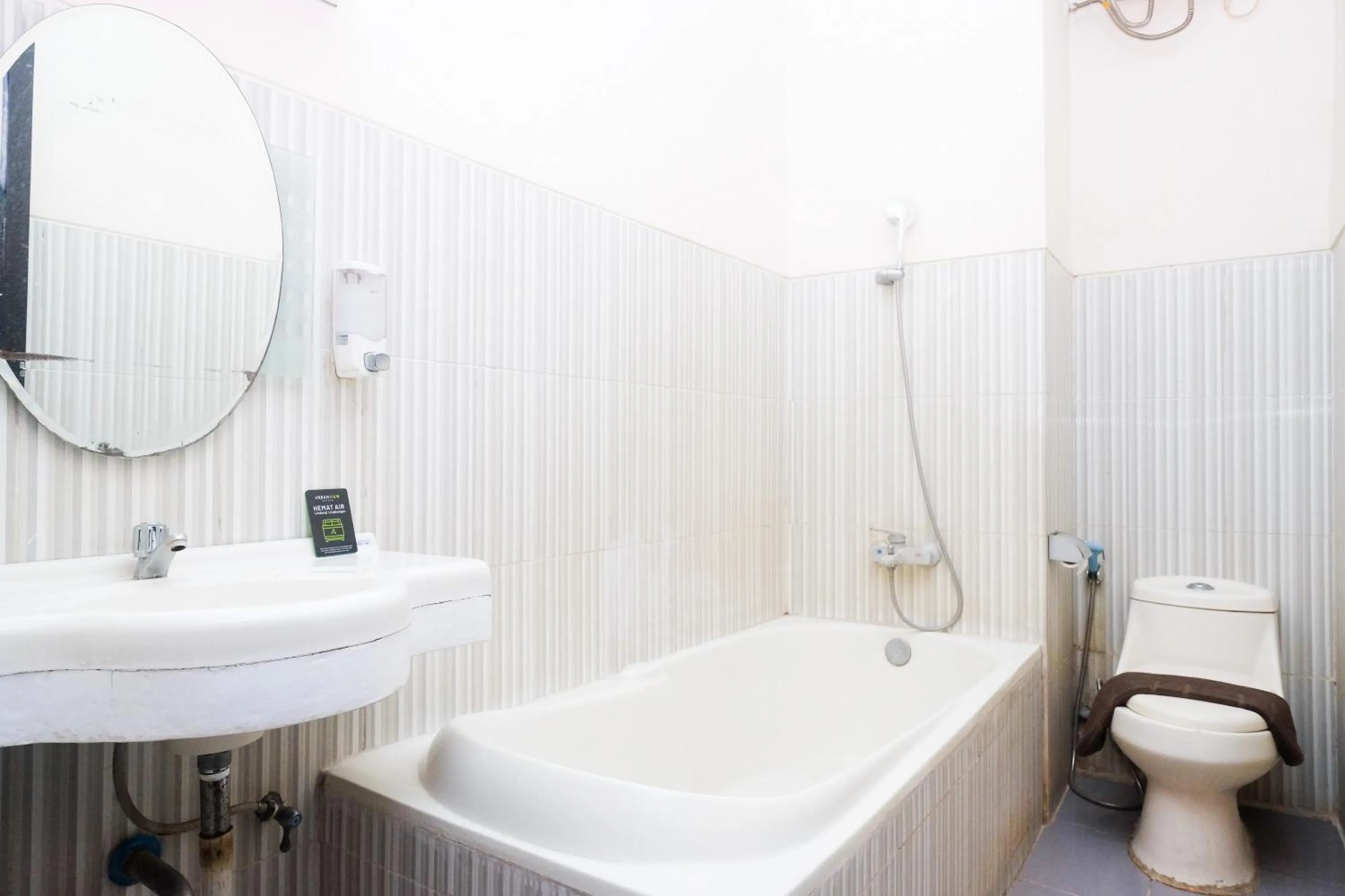 Bathroom in Urbanview Hotel Anggraeni Jatibarang
