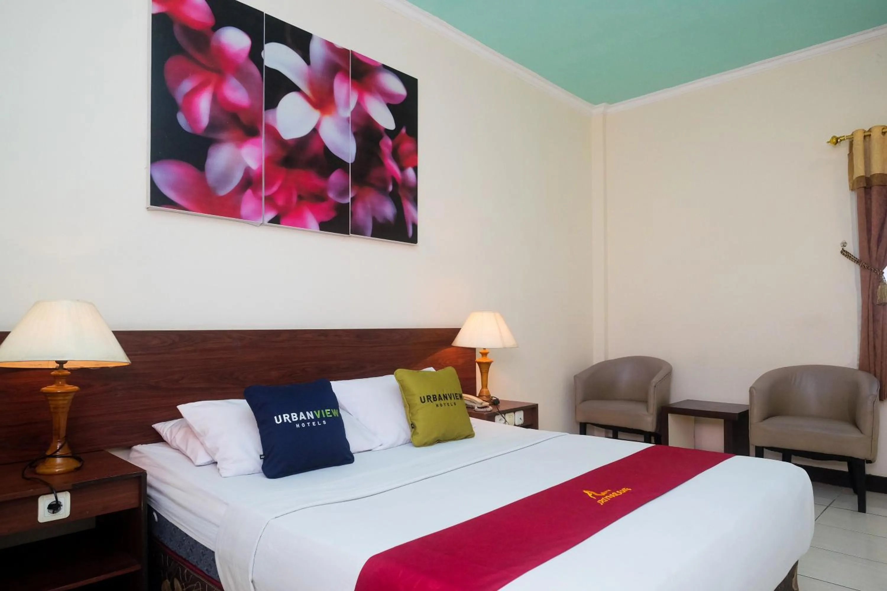 Bed in Urbanview Hotel Anggraeni Jatibarang