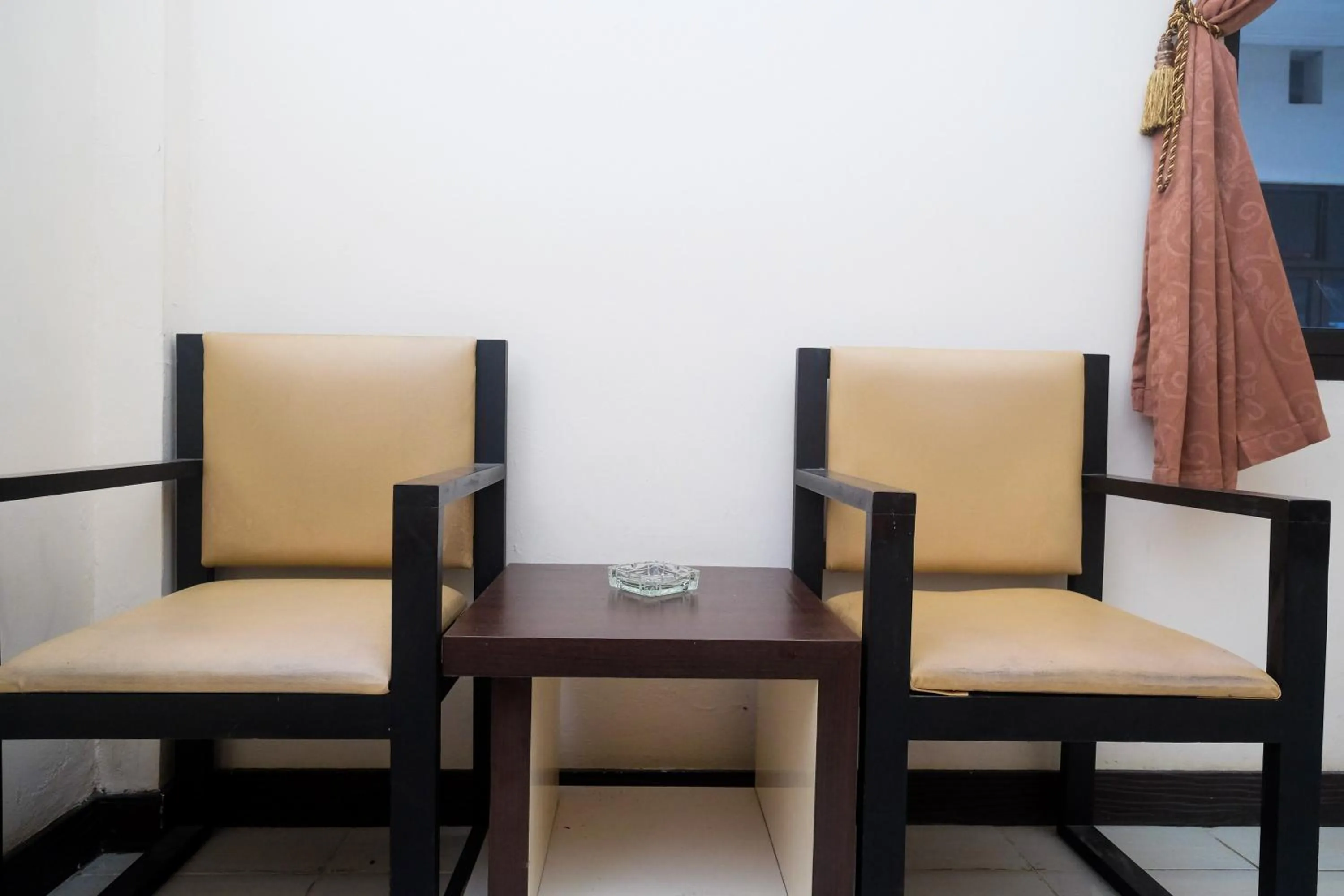 Seating area in Urbanview Hotel Anggraeni Jatibarang