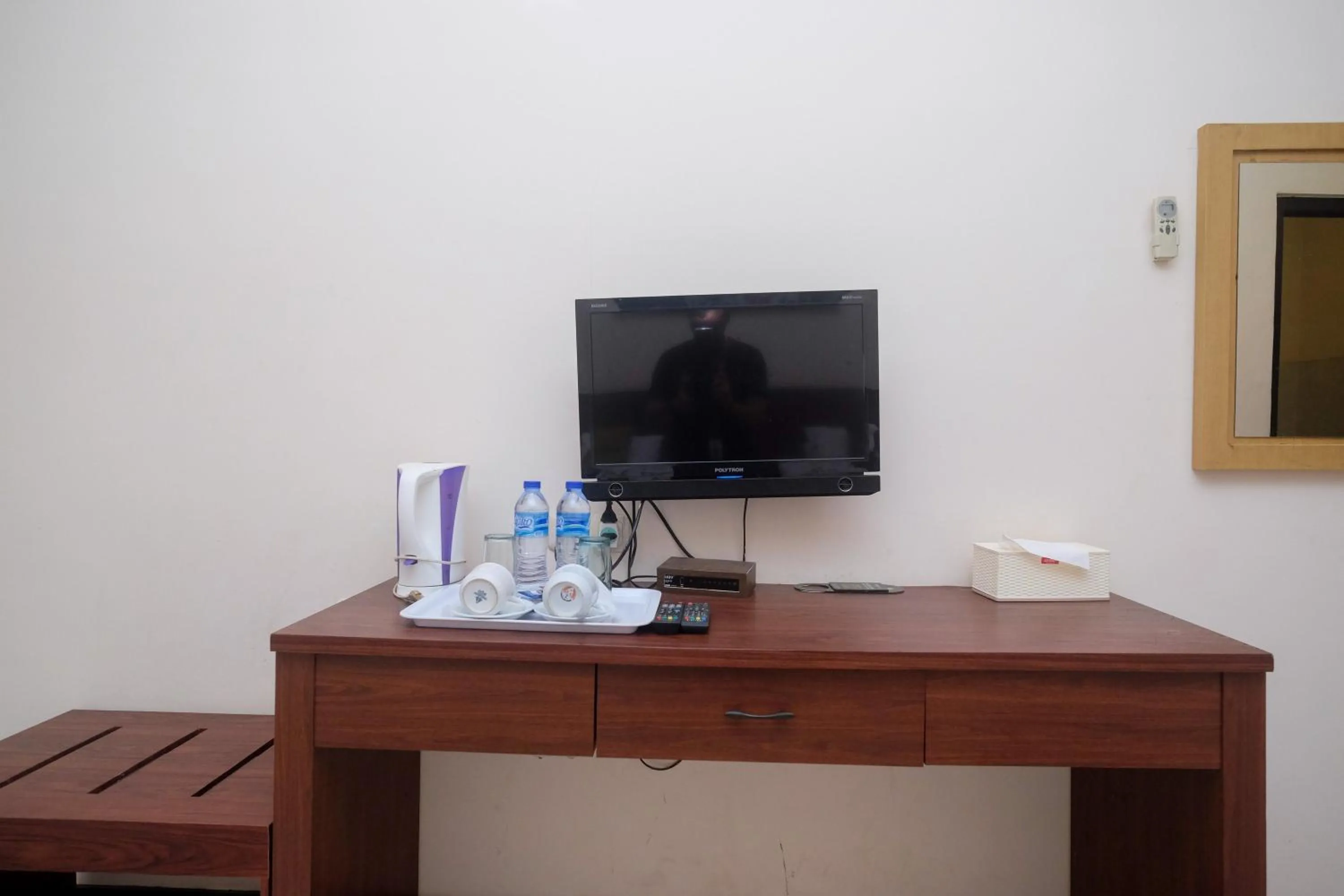 TV and multimedia in Urbanview Hotel Anggraeni Jatibarang