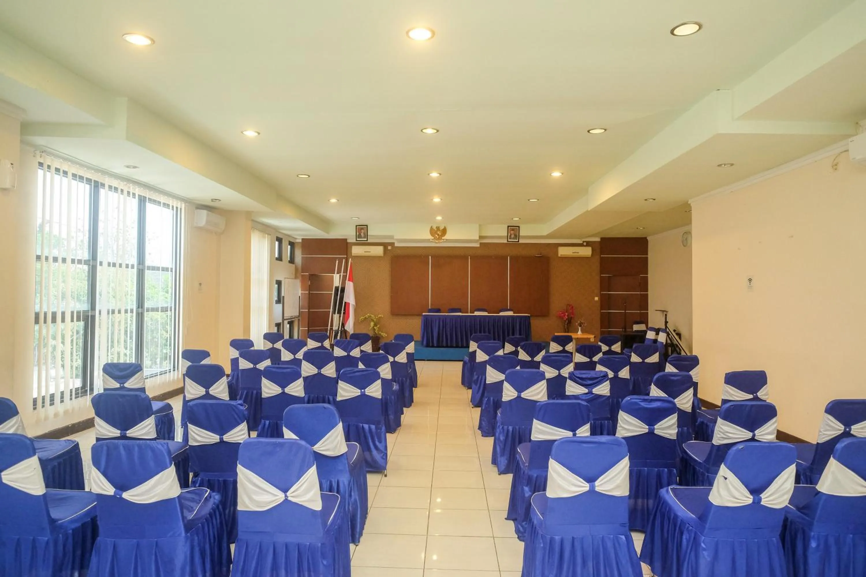 Seating area in Urbanview Hotel Anggraeni Jatibarang
