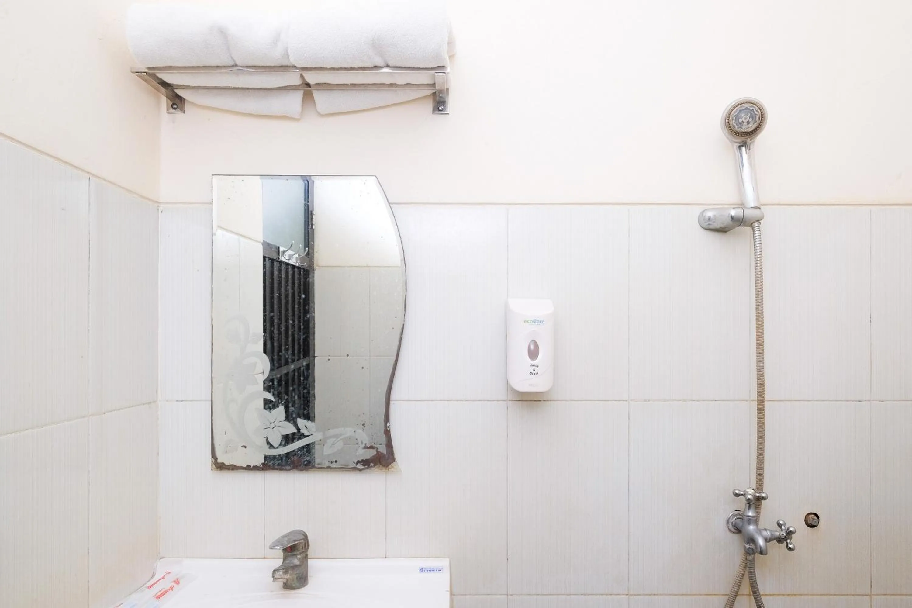 Bathroom in Urbanview Hotel Anggraeni Jatibarang