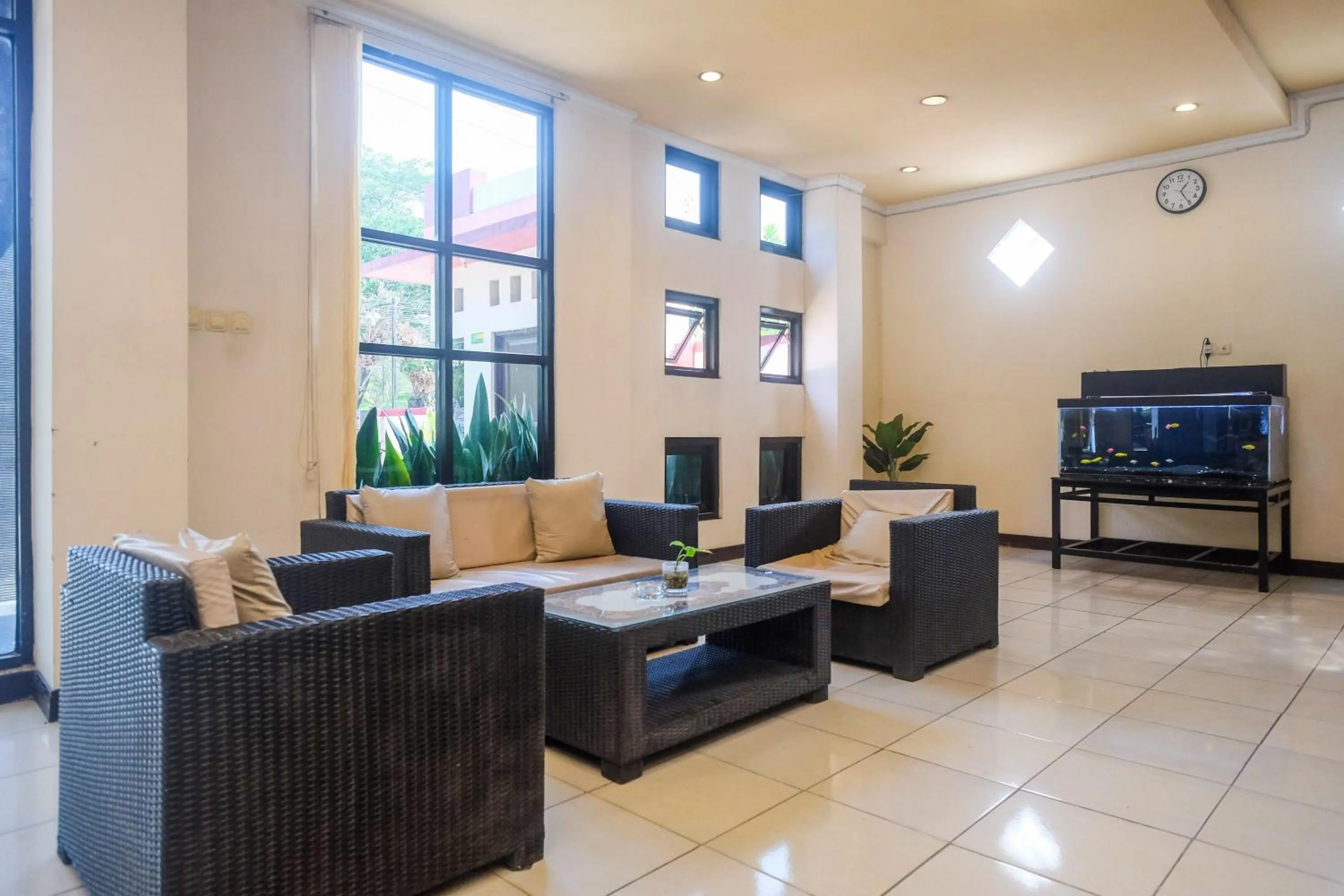 Seating area in Urbanview Hotel Anggraeni Jatibarang