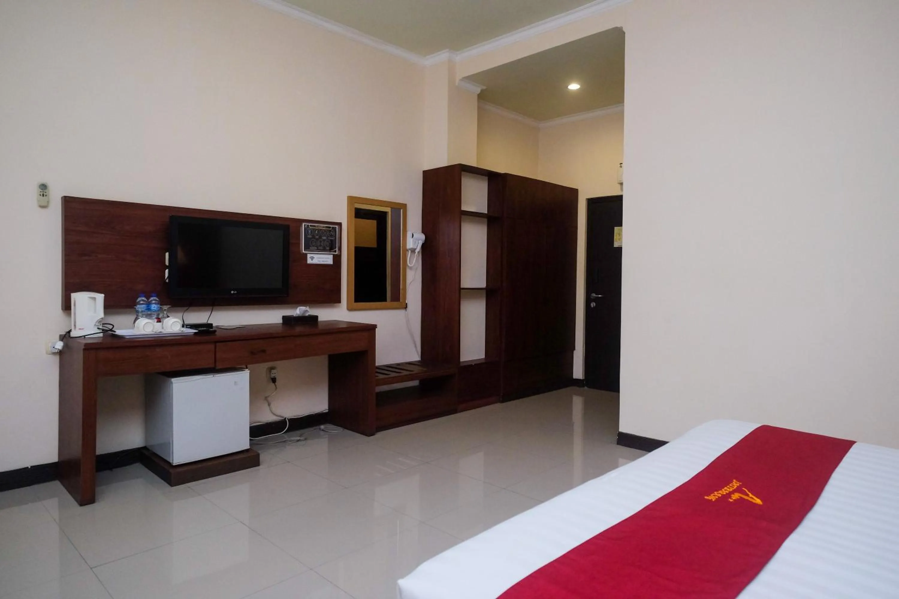 Bed in Urbanview Hotel Anggraeni Jatibarang