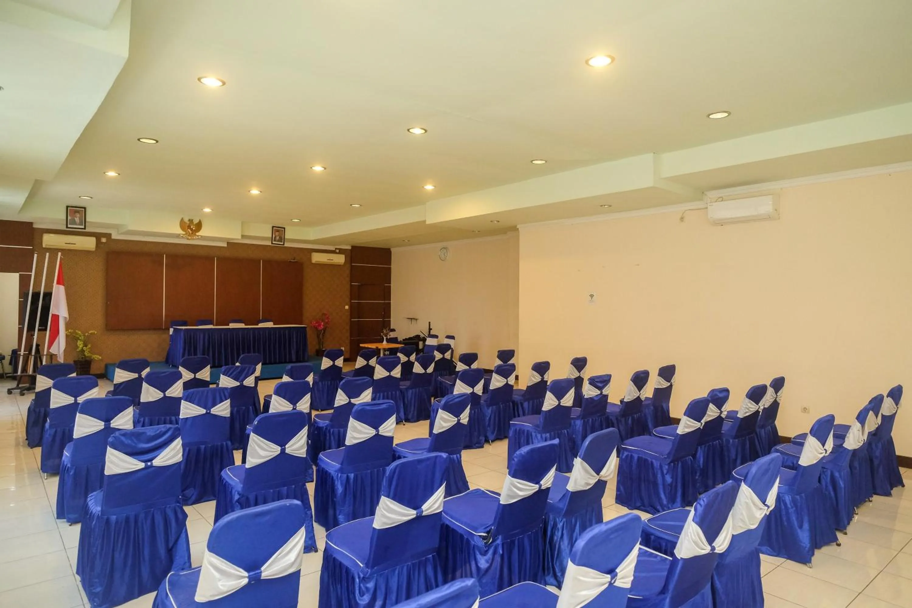 Seating area in Urbanview Hotel Anggraeni Jatibarang