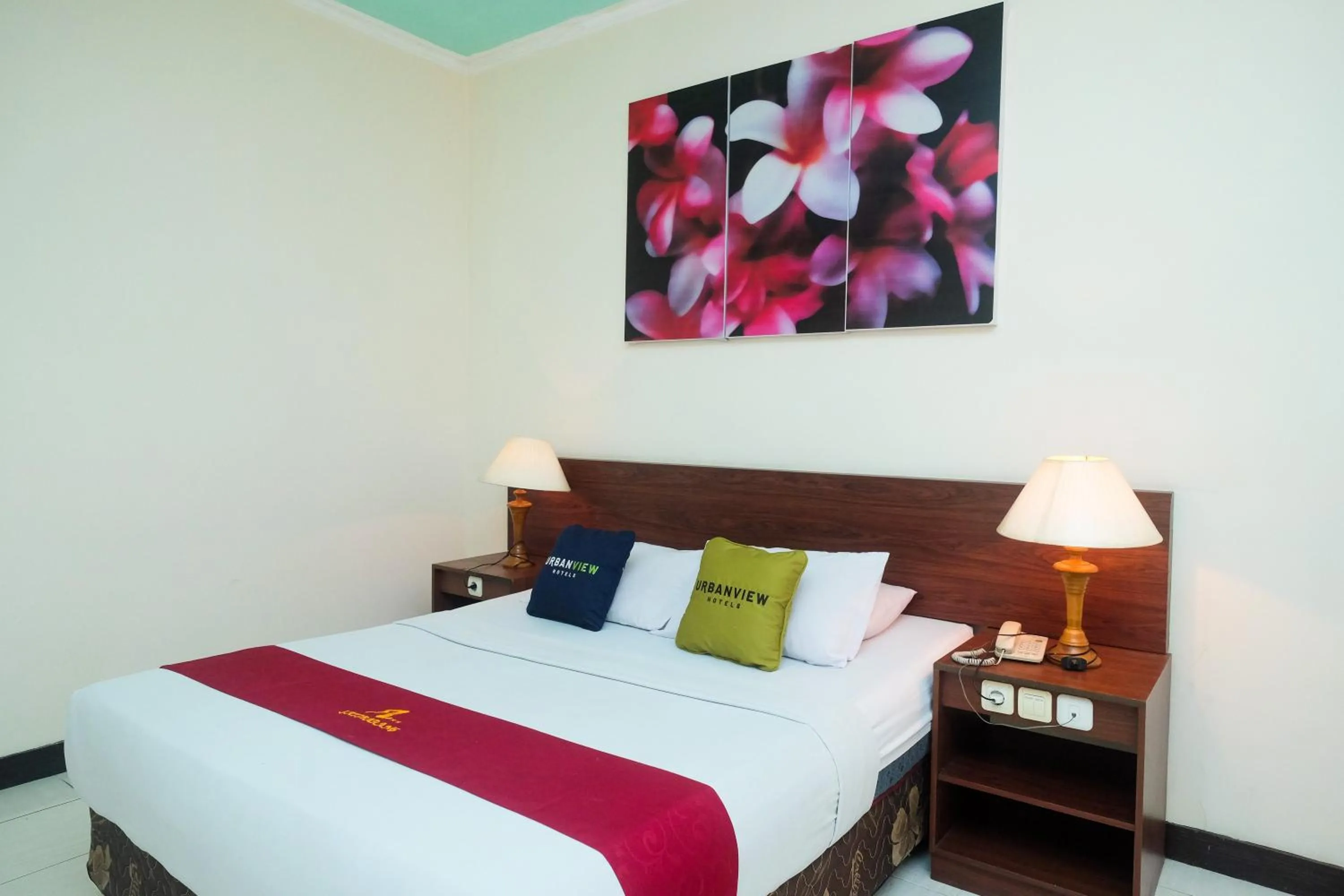 Bed in Urbanview Hotel Anggraeni Jatibarang