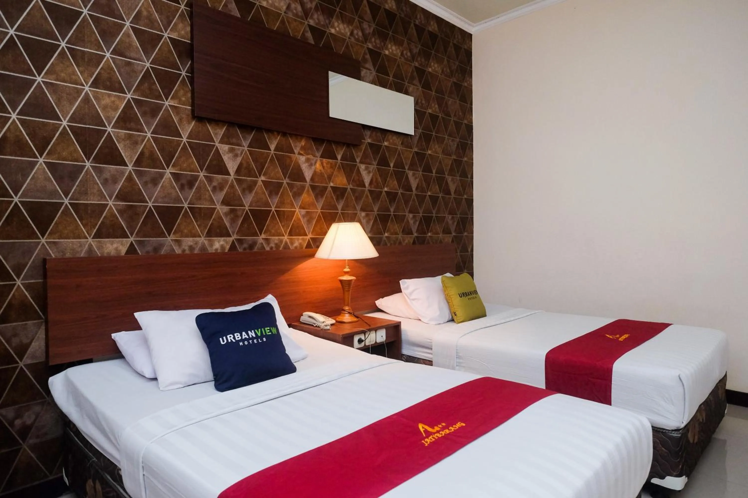 Bed in Urbanview Hotel Anggraeni Jatibarang