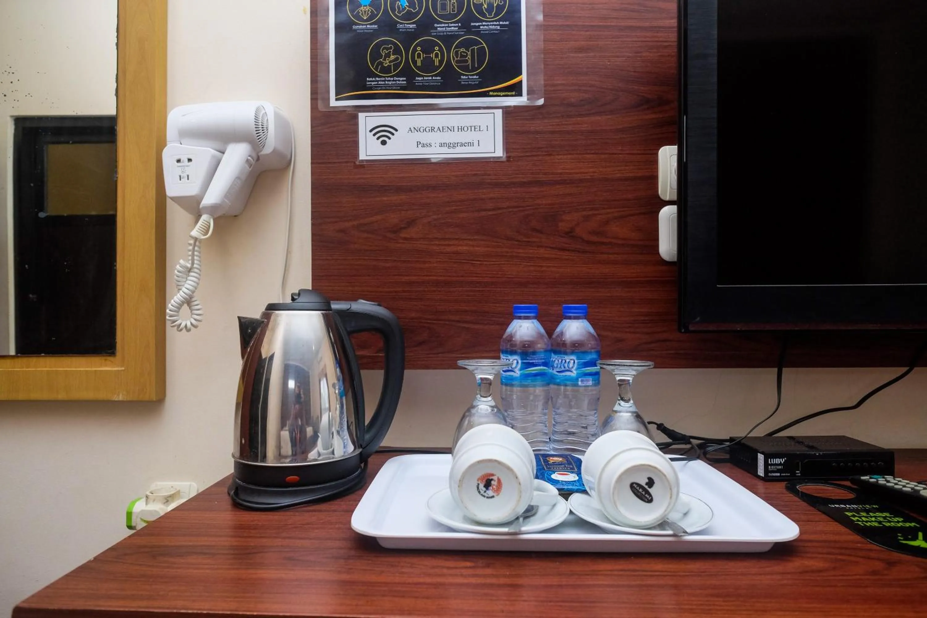 Coffee/tea facilities in Urbanview Hotel Anggraeni Jatibarang
