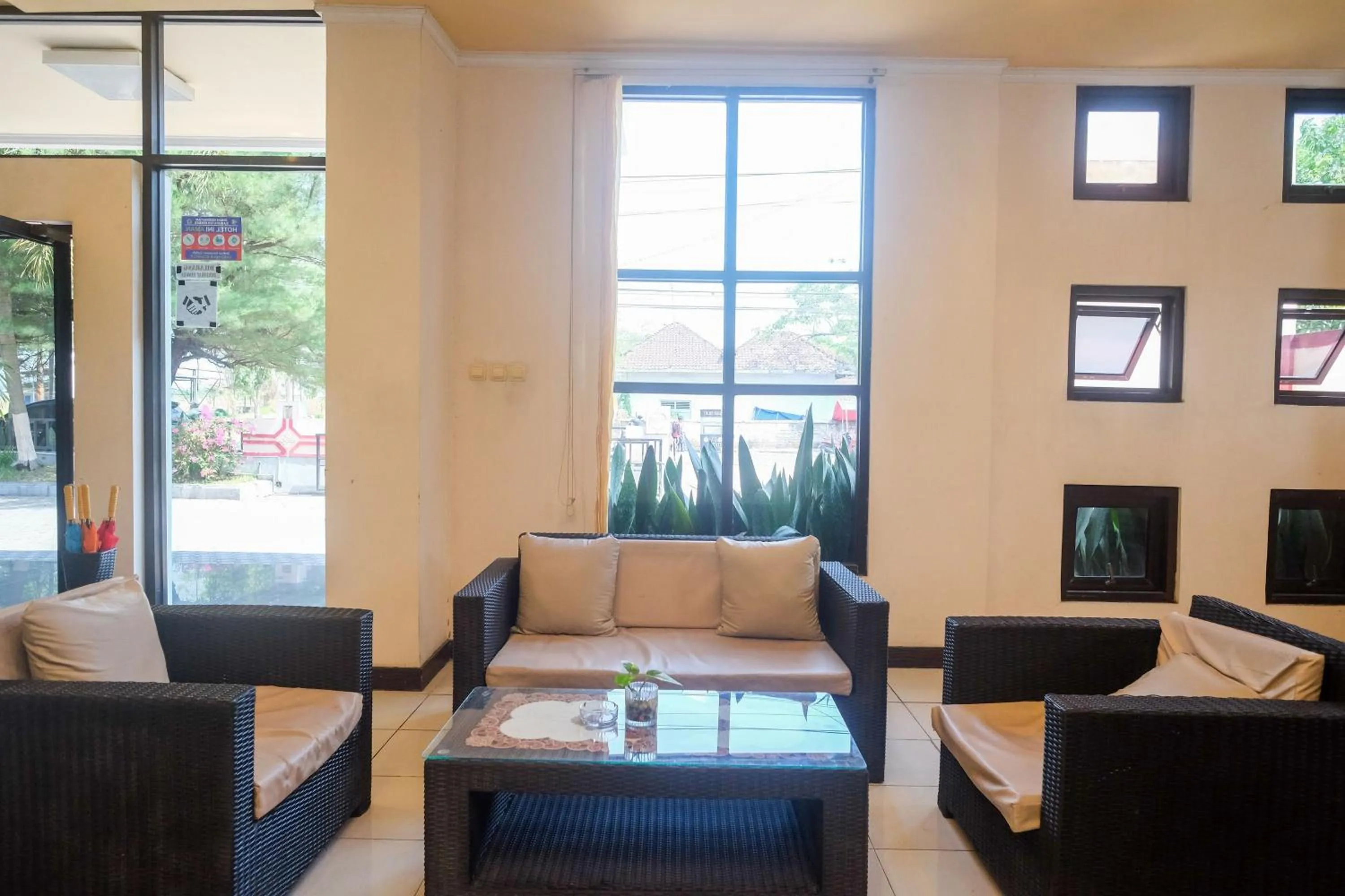 Seating area in Urbanview Hotel Anggraeni Jatibarang