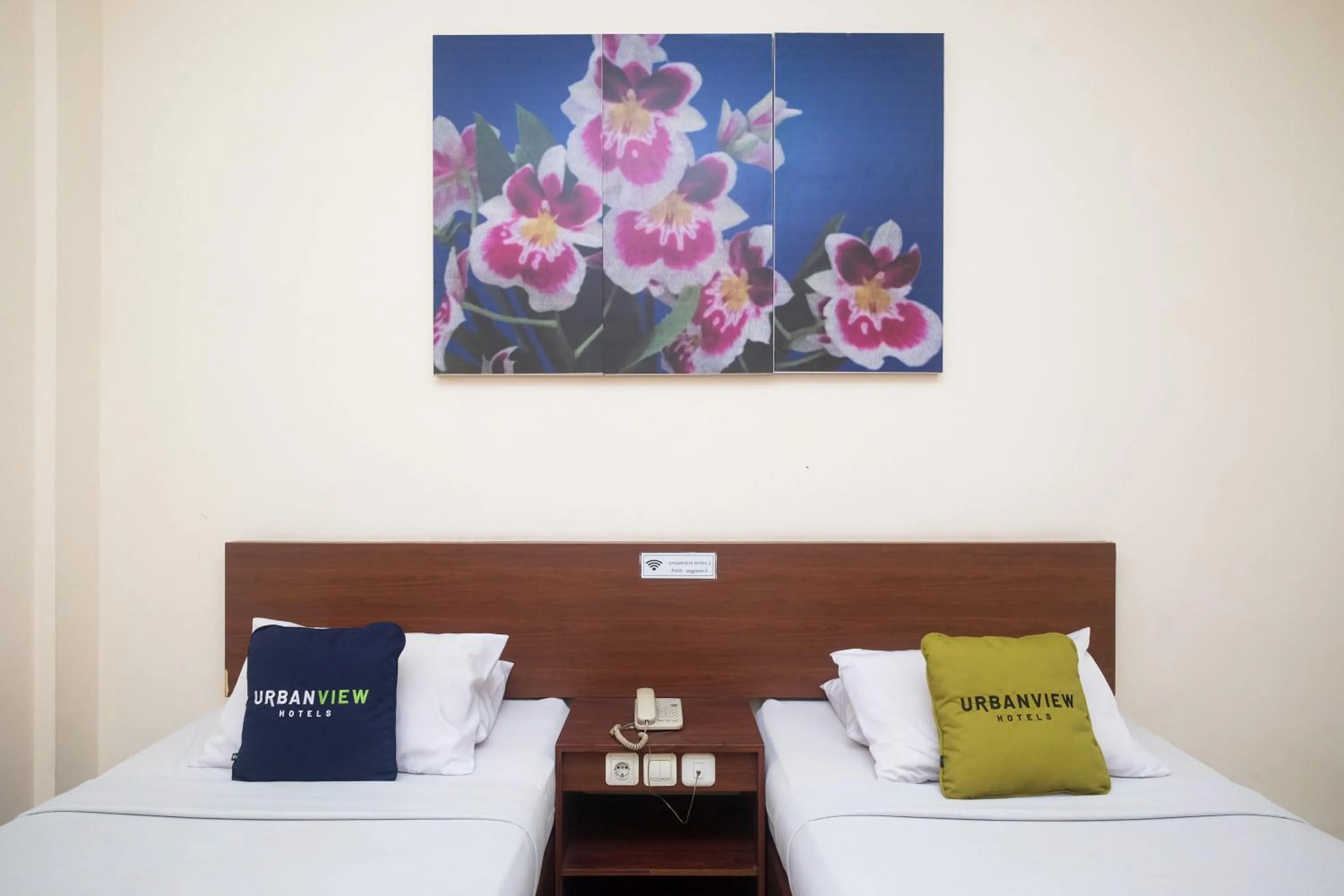 Bed in Urbanview Hotel Anggraeni Jatibarang