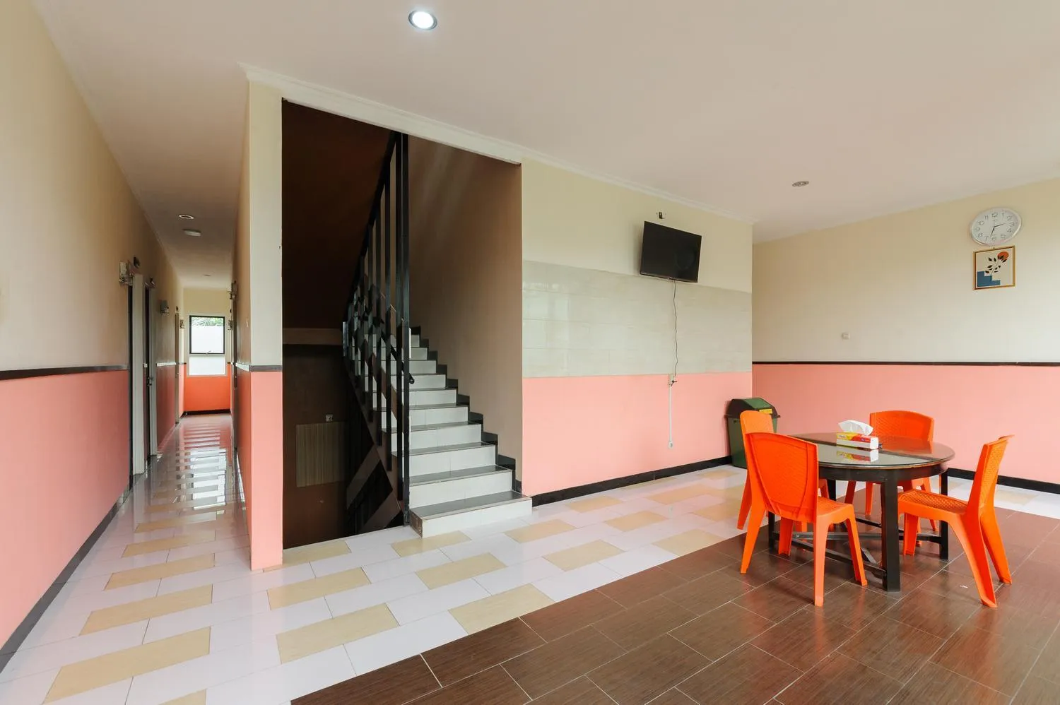 Seating area in RedDoorz near The Jungle Waterpark Bogor