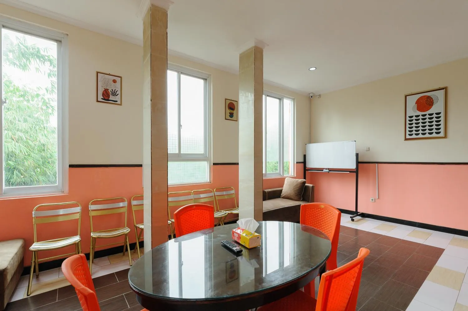 Seating area in RedDoorz near The Jungle Waterpark Bogor