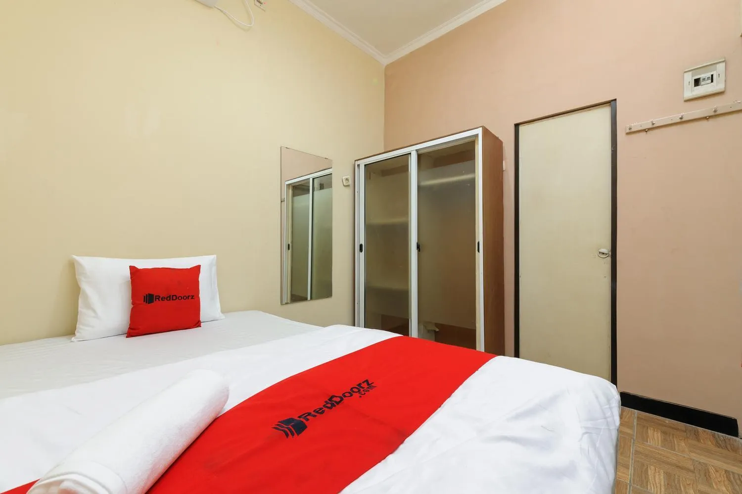Bed in RedDoorz near The Jungle Waterpark Bogor