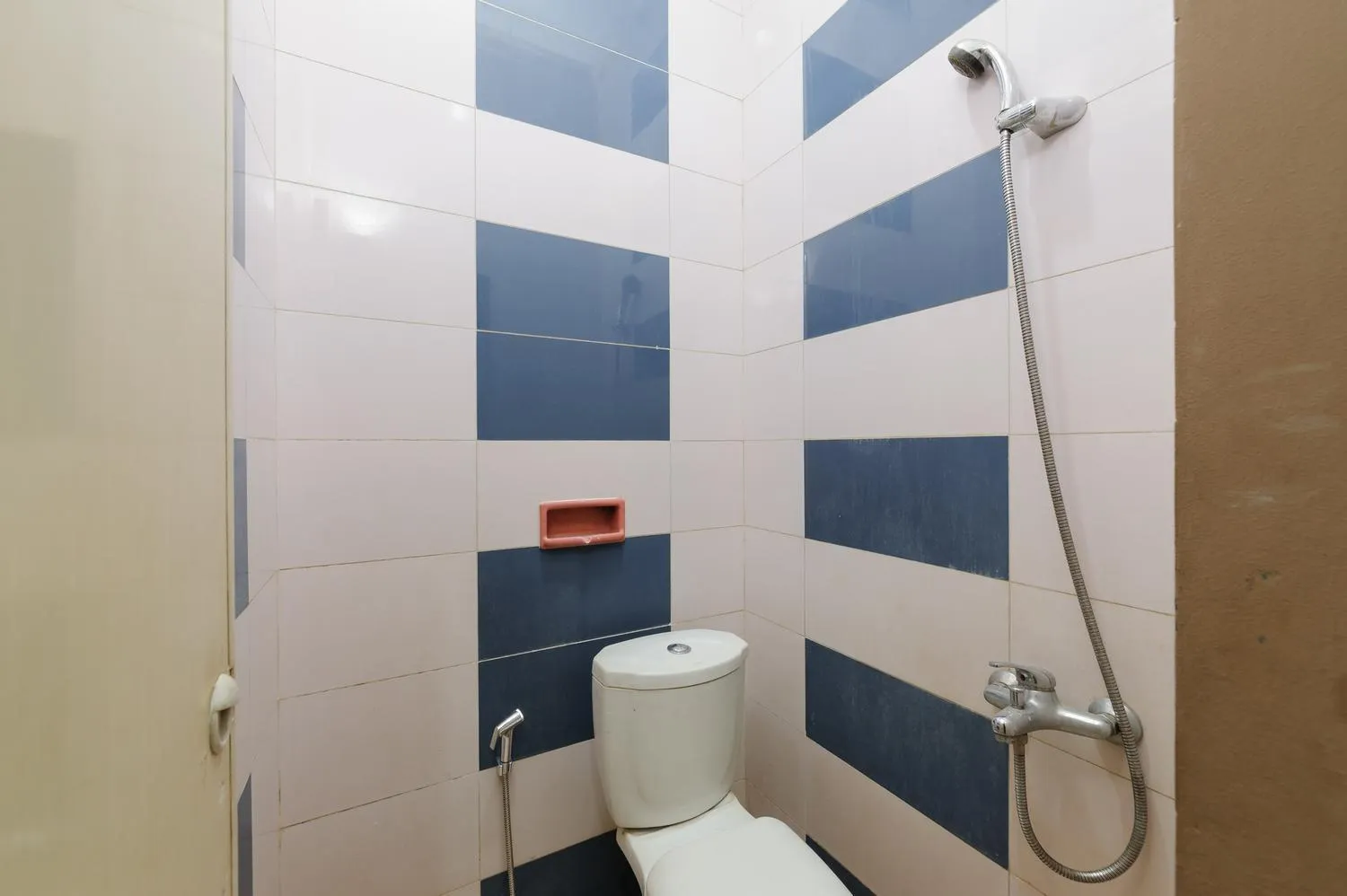 Shower in RedDoorz near The Jungle Waterpark Bogor