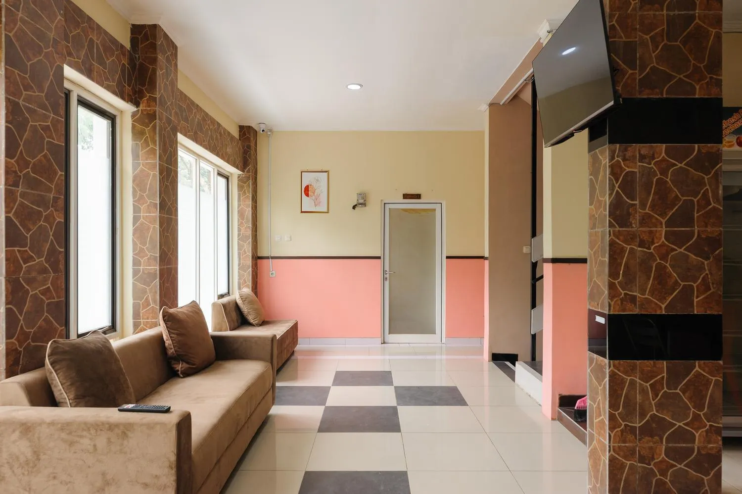 Seating area in RedDoorz near The Jungle Waterpark Bogor