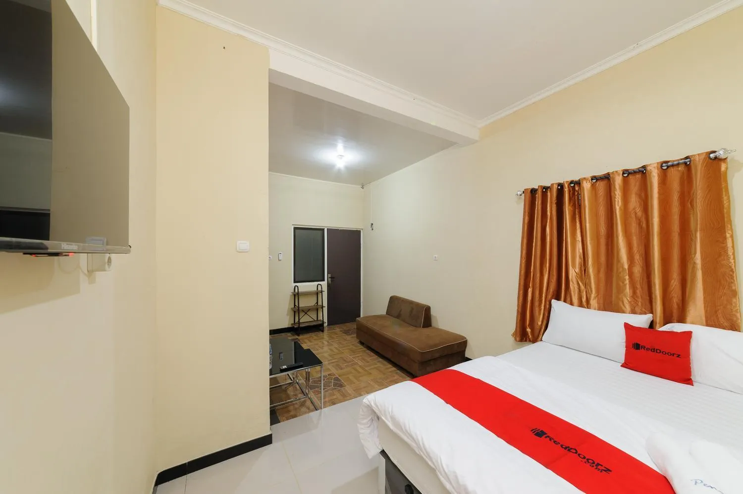 Bed in RedDoorz near The Jungle Waterpark Bogor