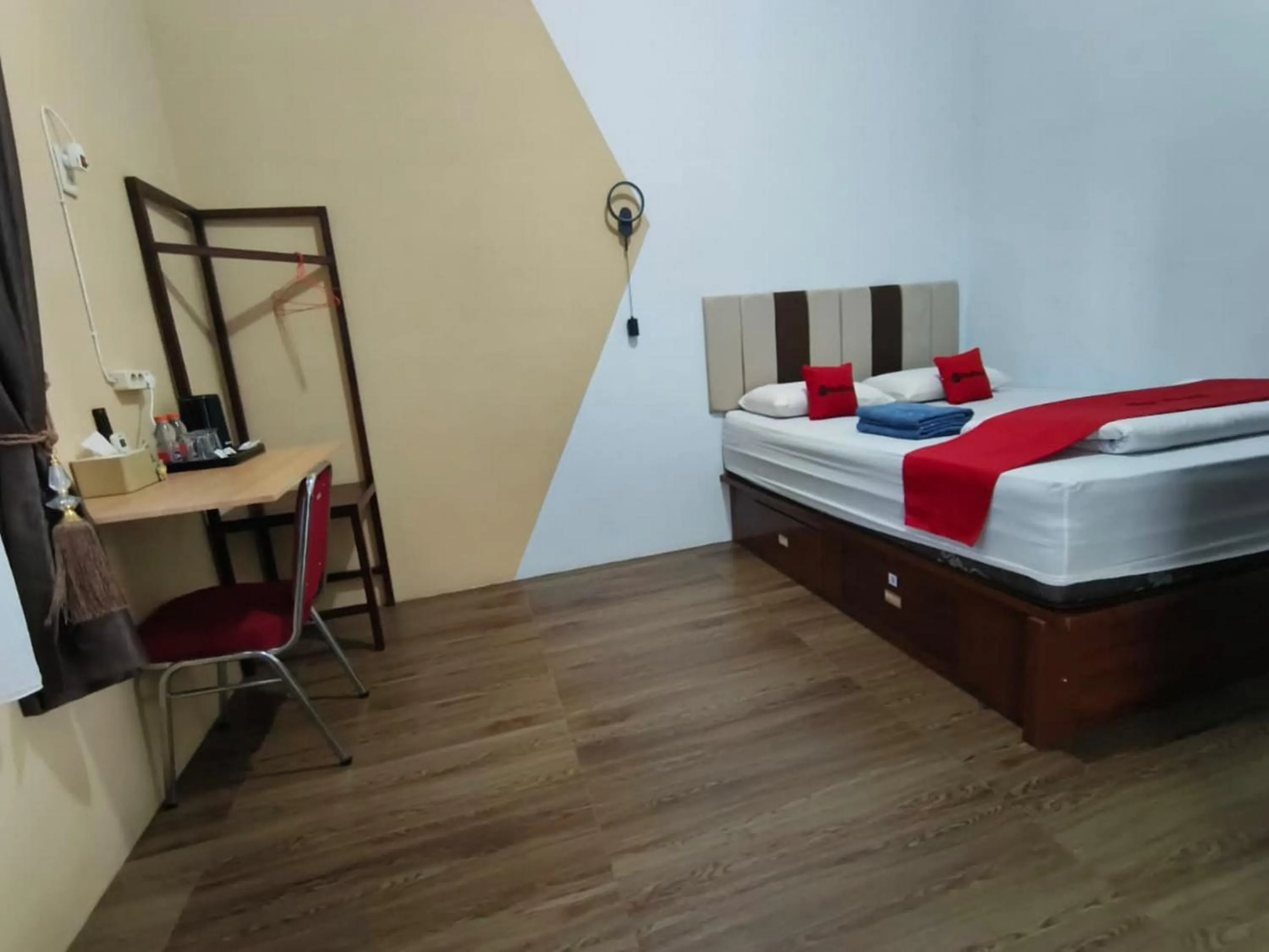 Bedroom, Bed in RedDoorz Syariah near Terminal Terpadu Langsa