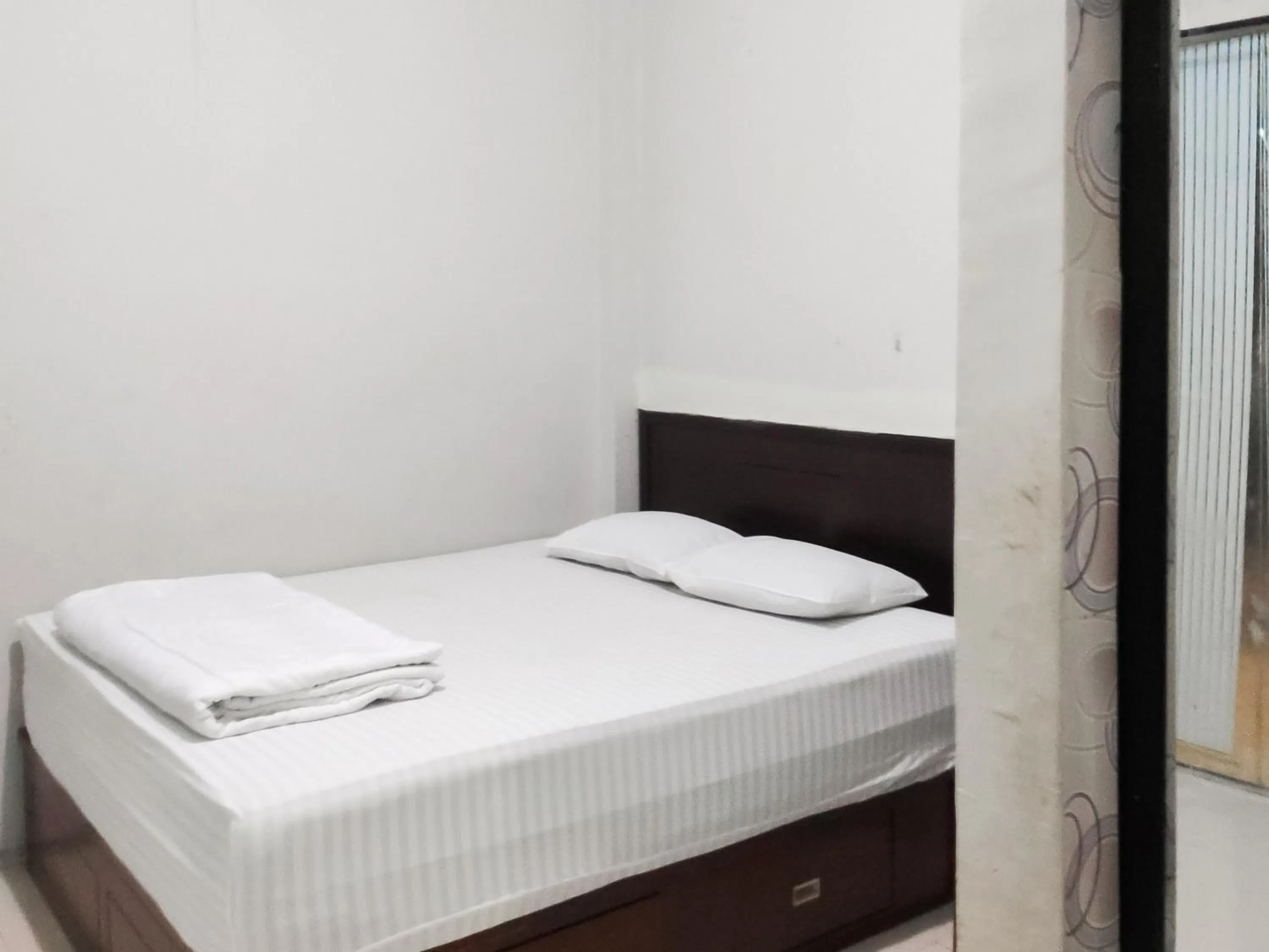 Bedroom, Bed in RedDoorz Syariah near Terminal Terpadu Langsa