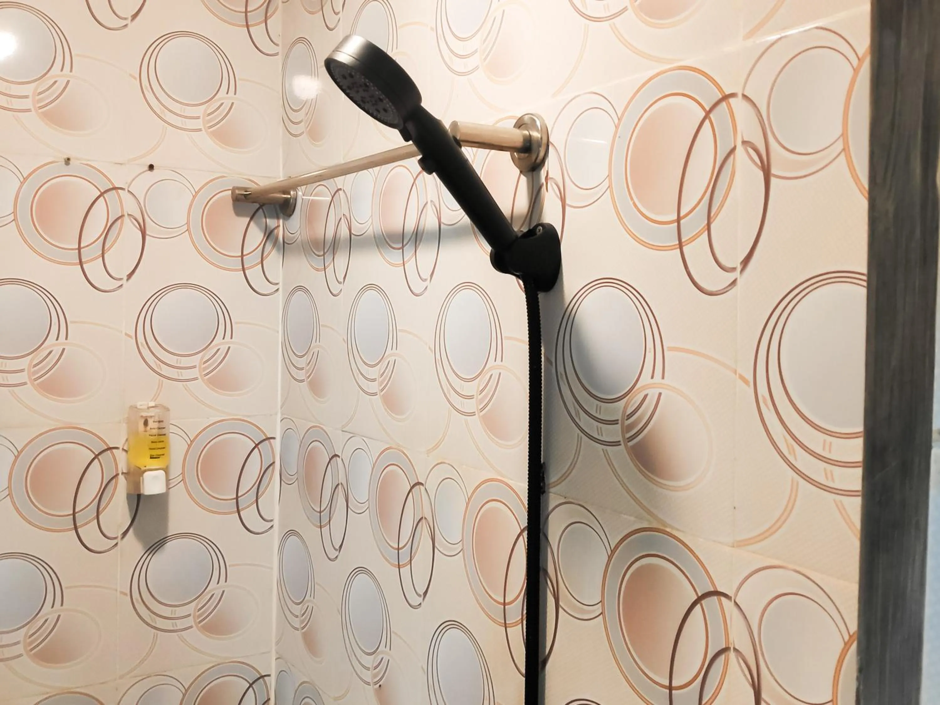 Shower in RedDoorz Syariah near Terminal Terpadu Langsa