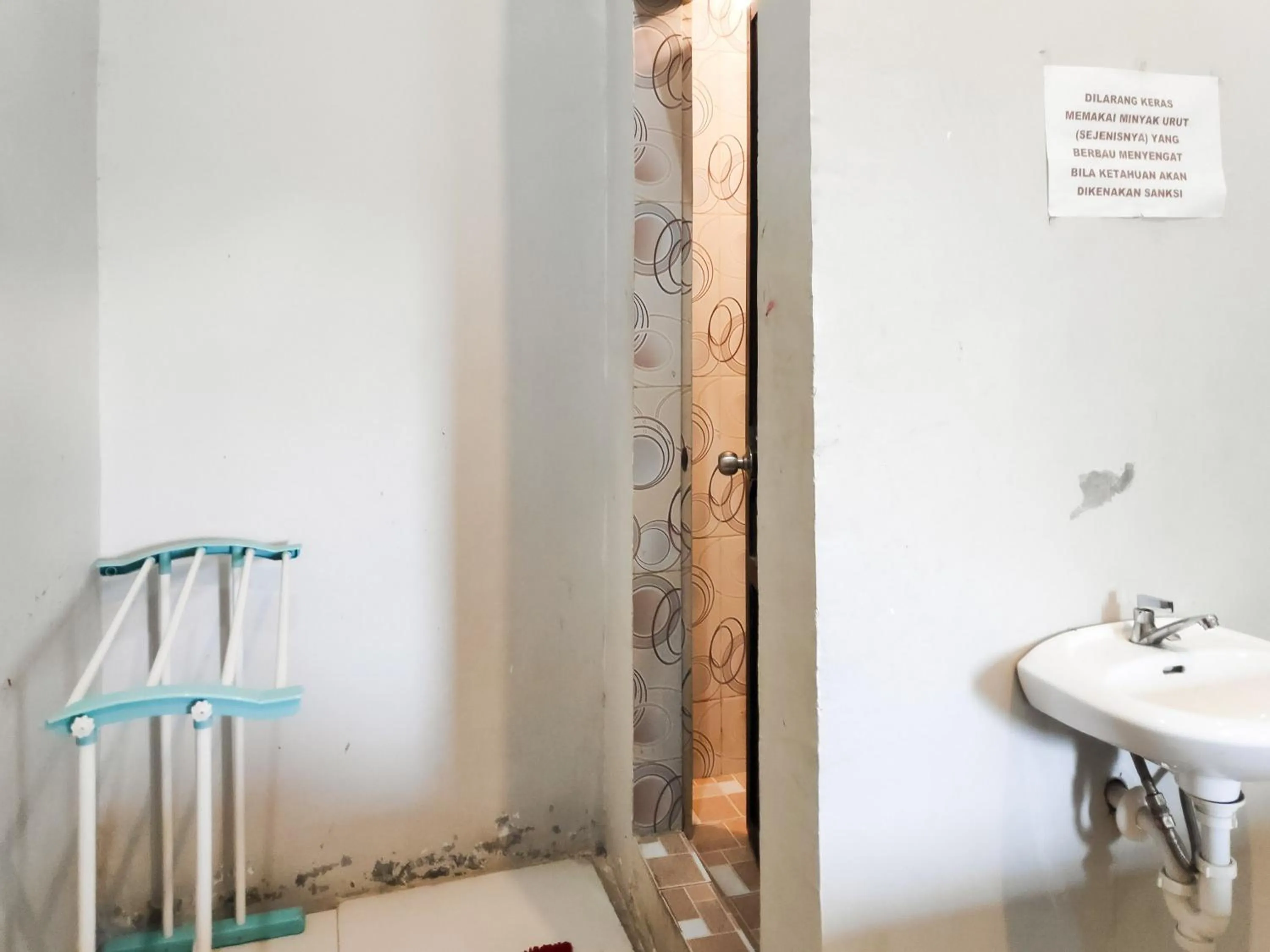 Bathroom in RedDoorz Syariah near Terminal Terpadu Langsa