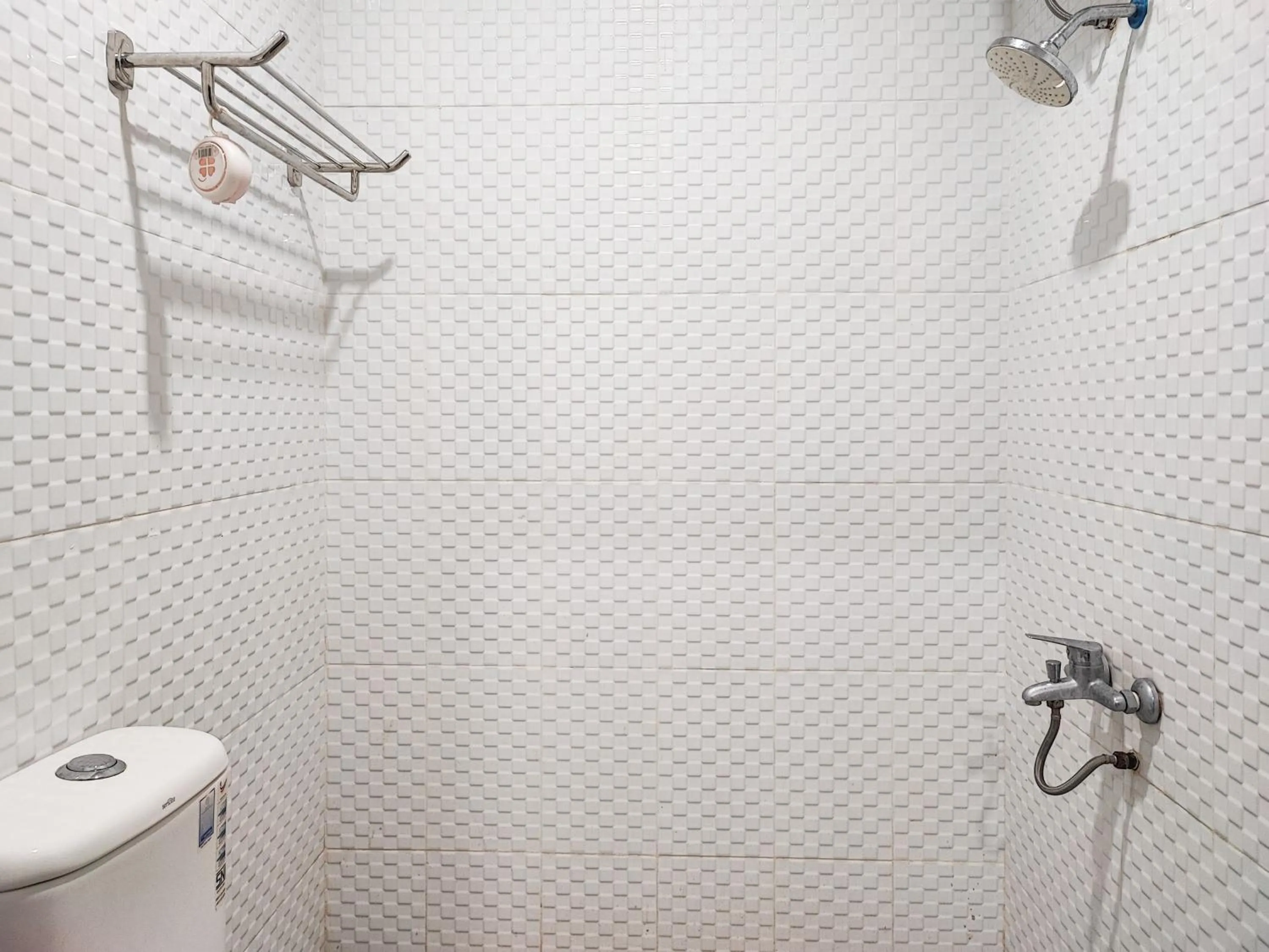 Bathroom in RedDoorz @ Arafah Hotel 2 Sungai Penuh Kerinci