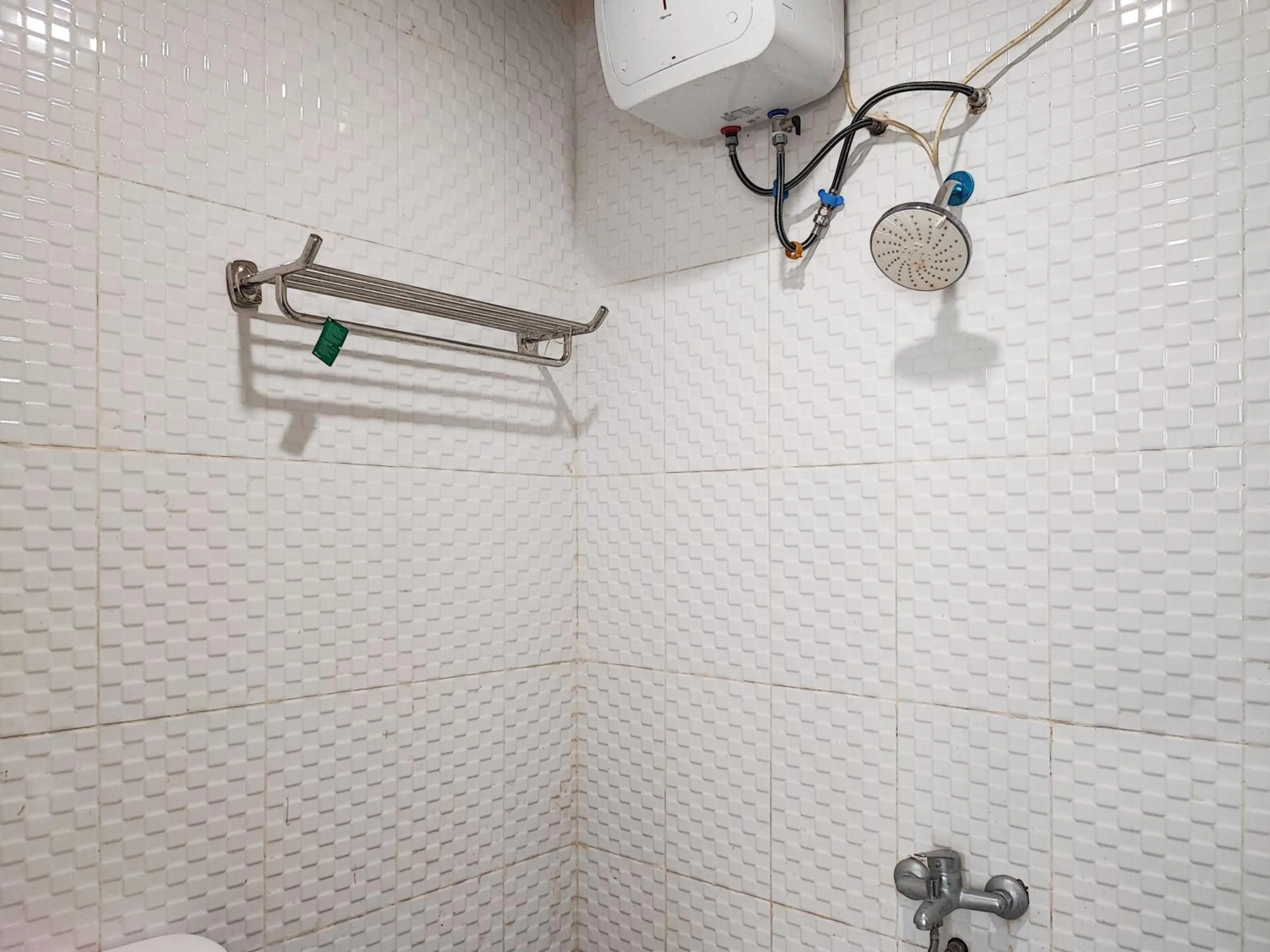 Bathroom in RedDoorz @ Arafah Hotel 2 Sungai Penuh Kerinci