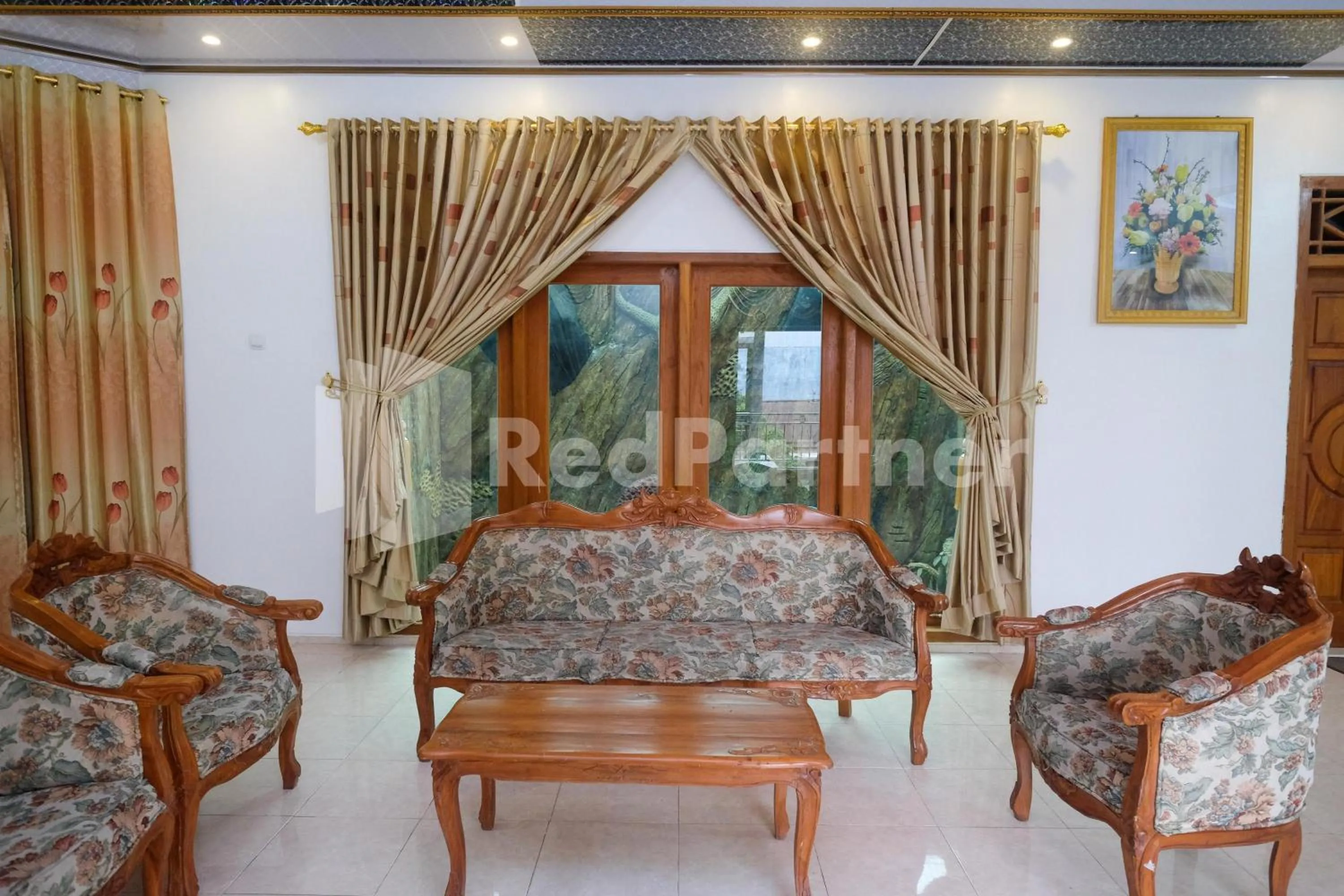 Seating area in Wisma Giri Mulyo B near Grojogan Sewu Mitra RedDoorz