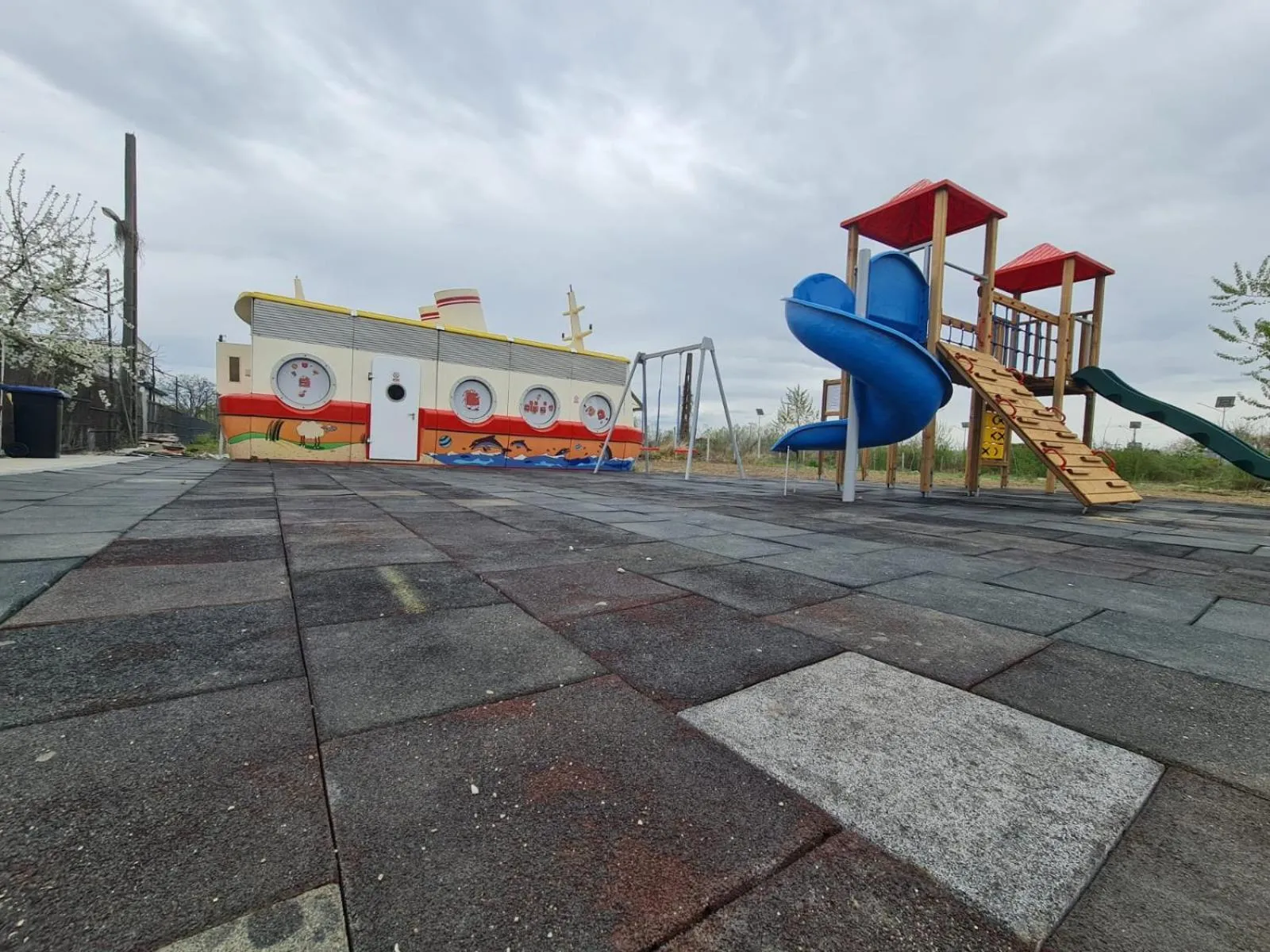 Children play ground in RIVER PLACE