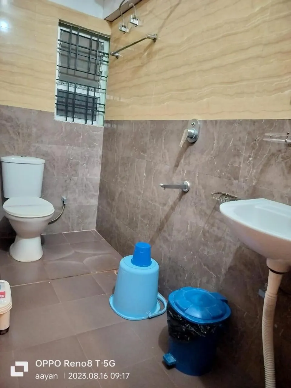 Shower in Hotel Jaysha