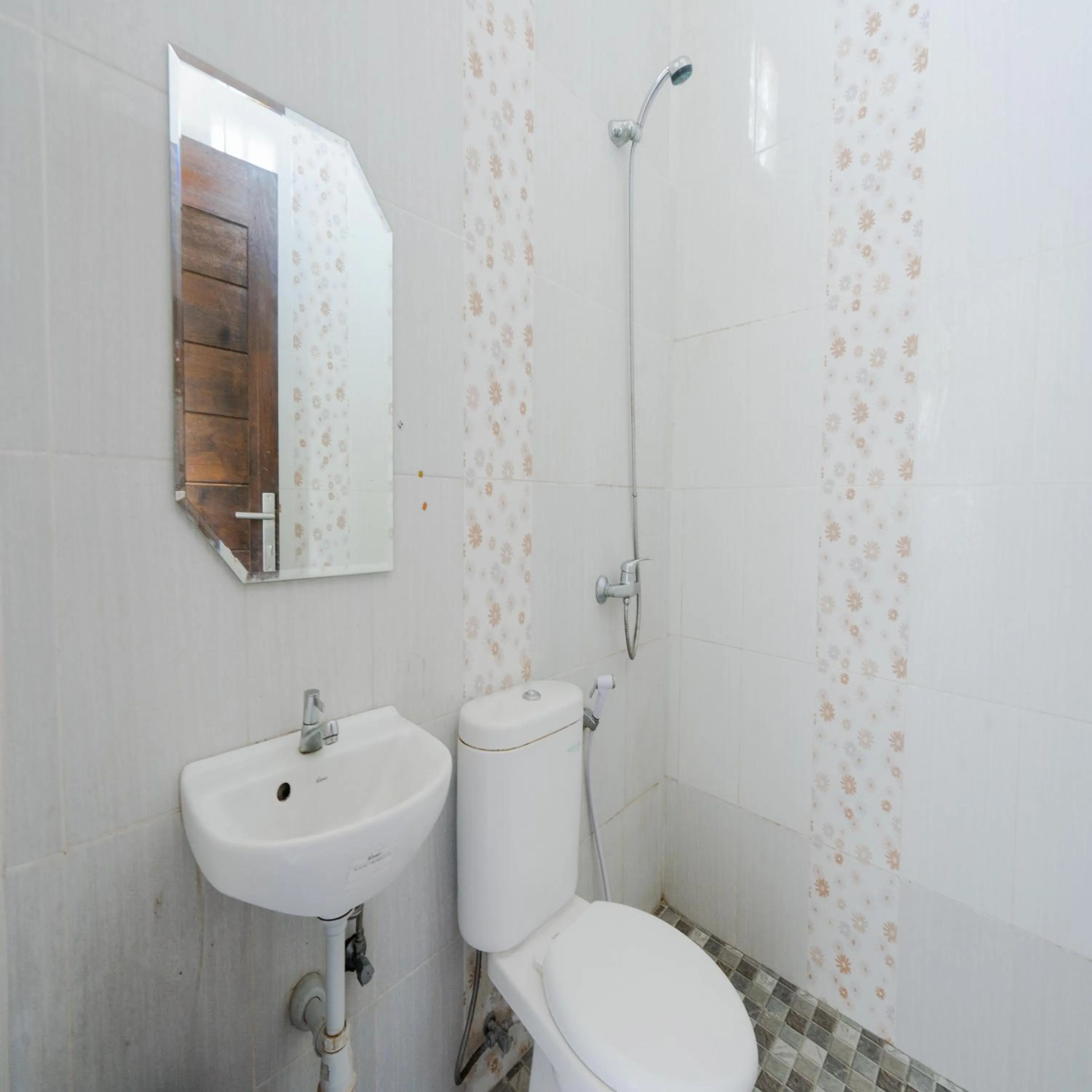 Bathroom in RedDoorz @ Uluwatu Suites