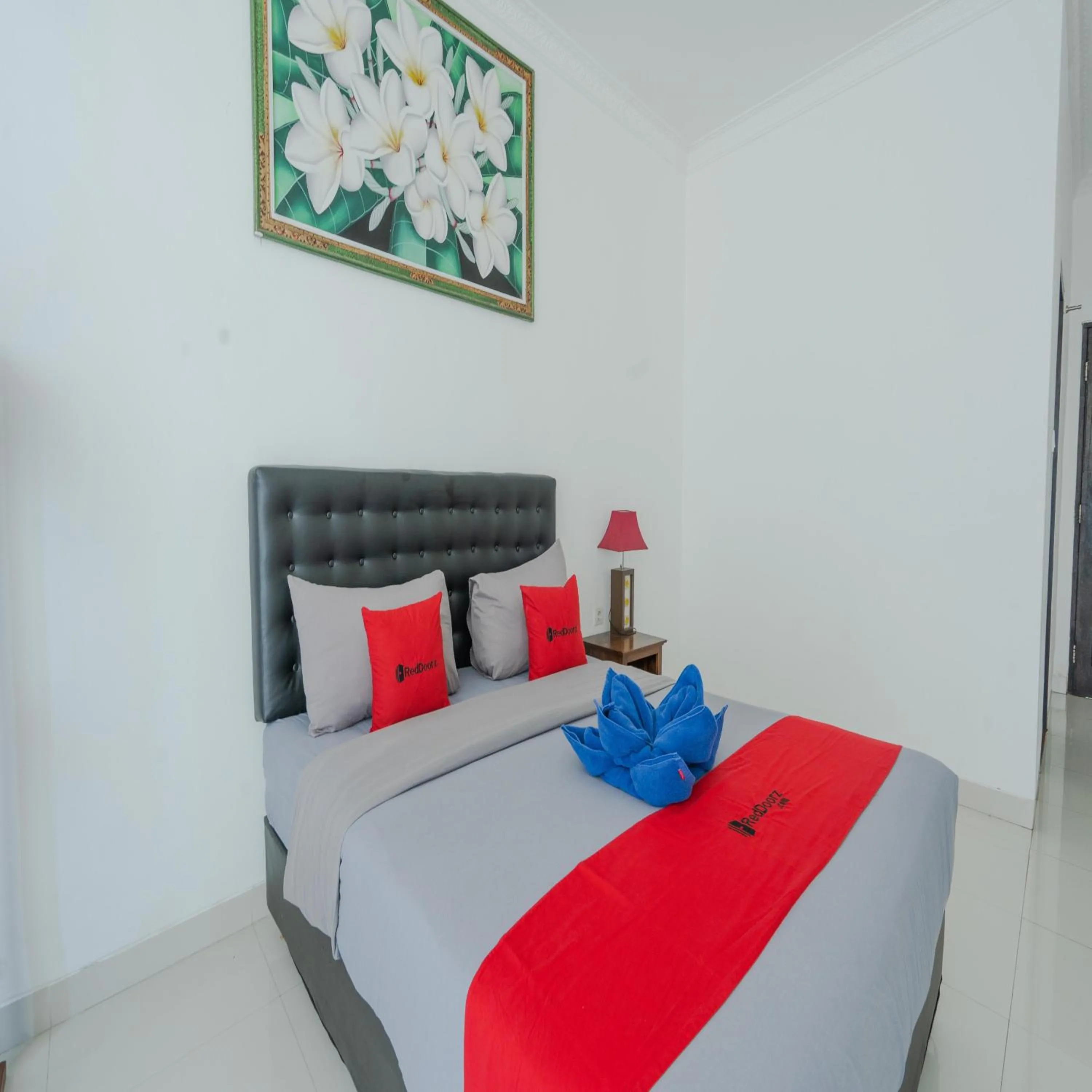 Bedroom, Bed in RedDoorz @ Uluwatu Suites