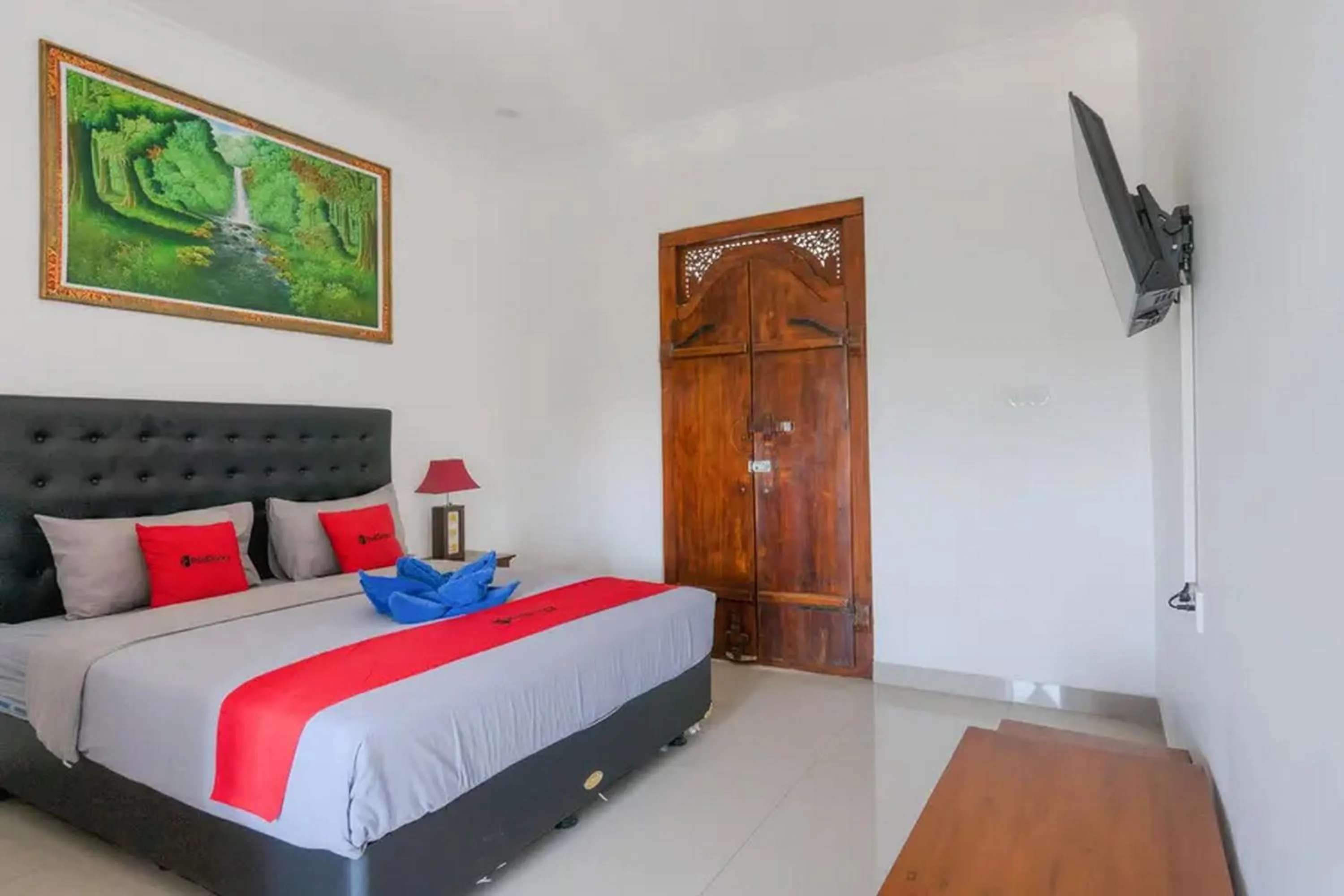 Bedroom, Bed in RedDoorz @ Uluwatu Suites