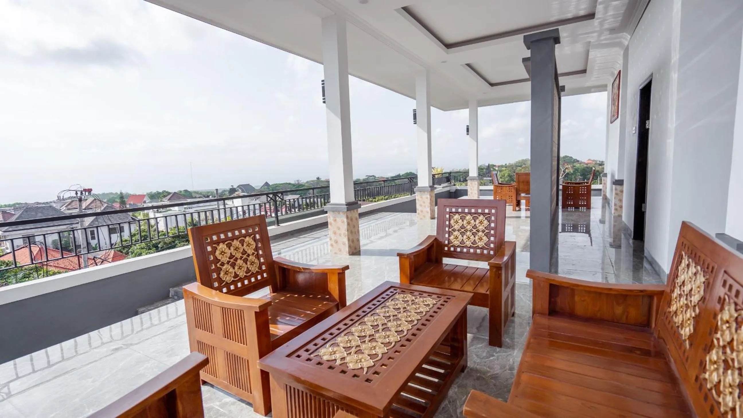Seating area in RedDoorz @ Uluwatu Suites