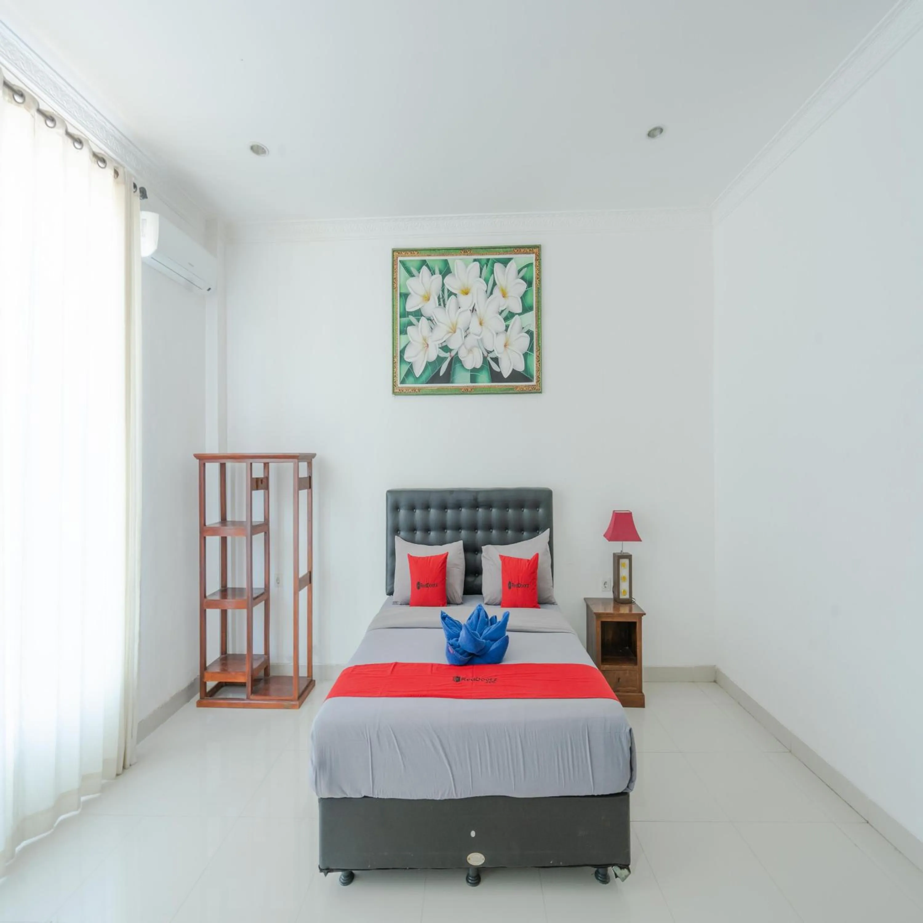 Bedroom, Bed in RedDoorz @ Uluwatu Suites