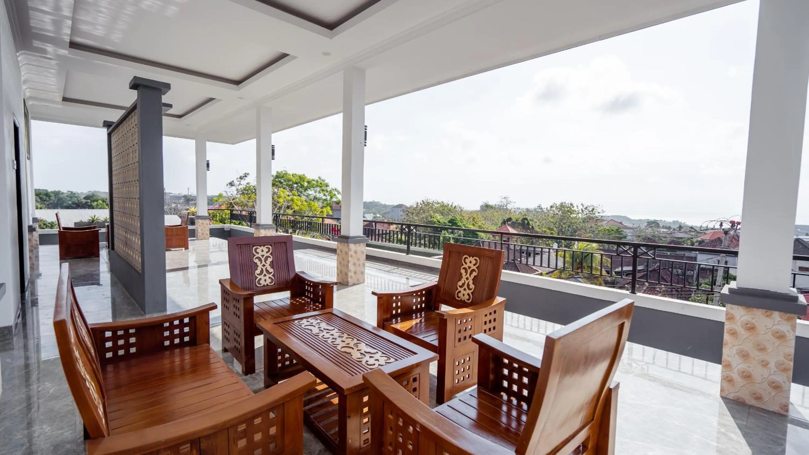 Seating area in RedDoorz @ Uluwatu Suites