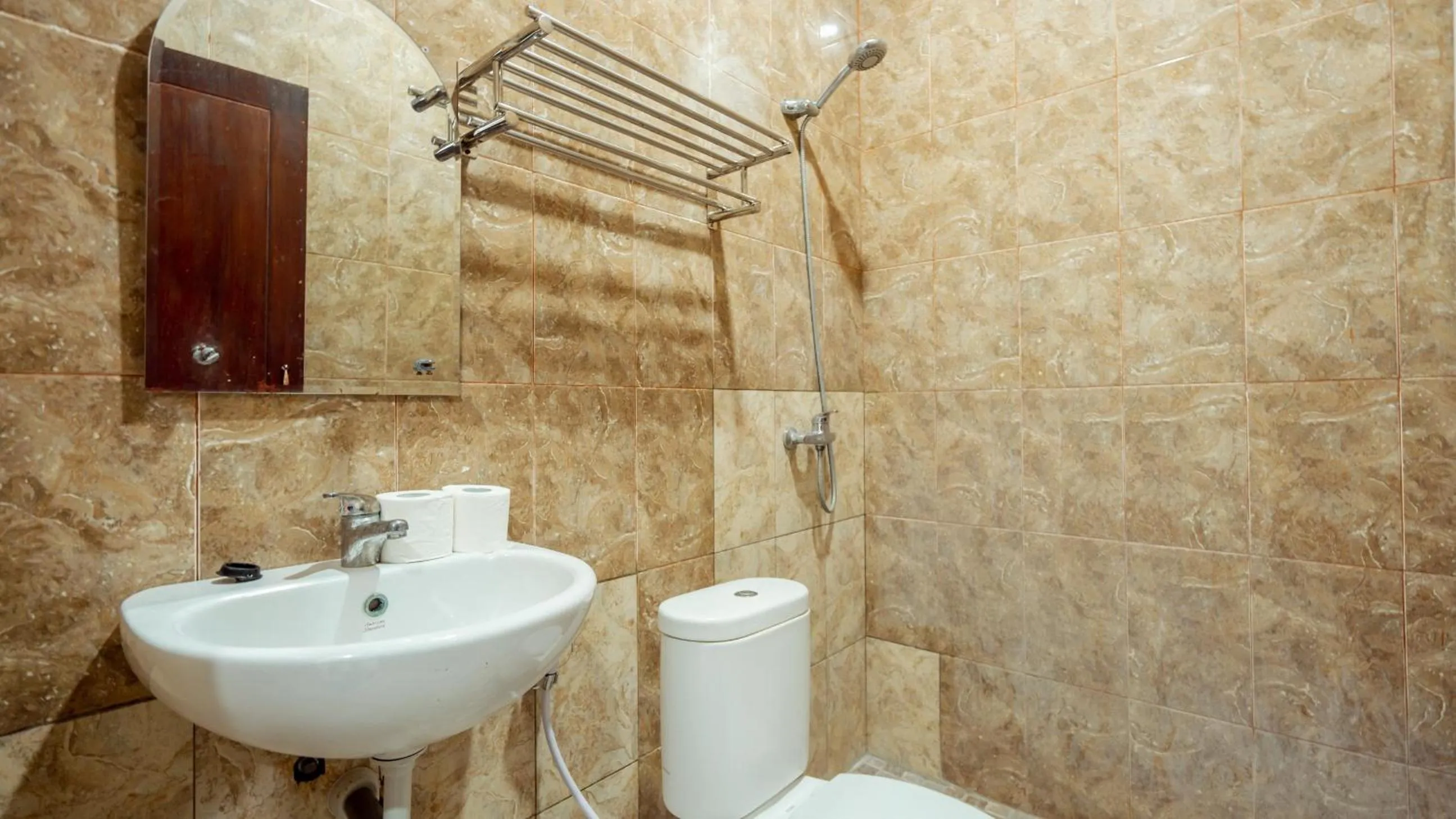 Bathroom in RedDoorz @ Uluwatu Suites