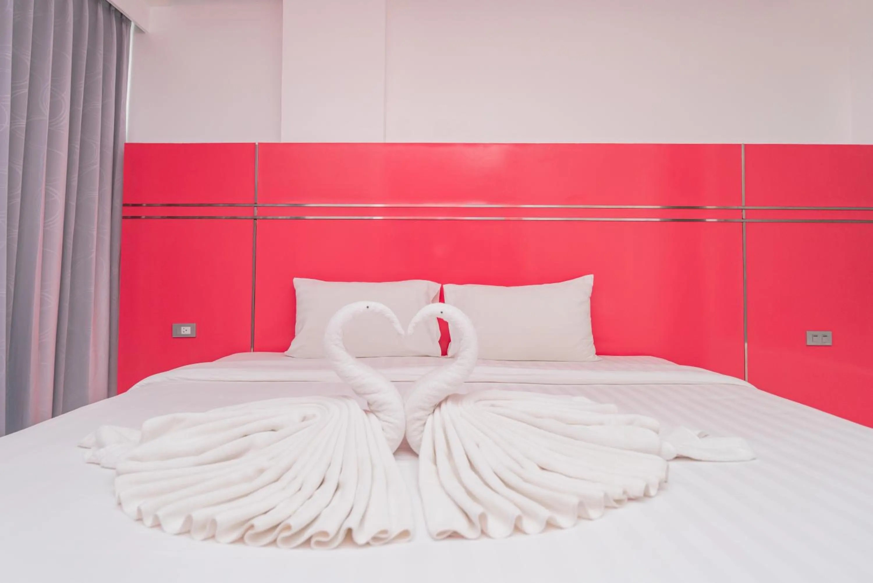 Bedroom, Bed in Patong Diamond Hotel