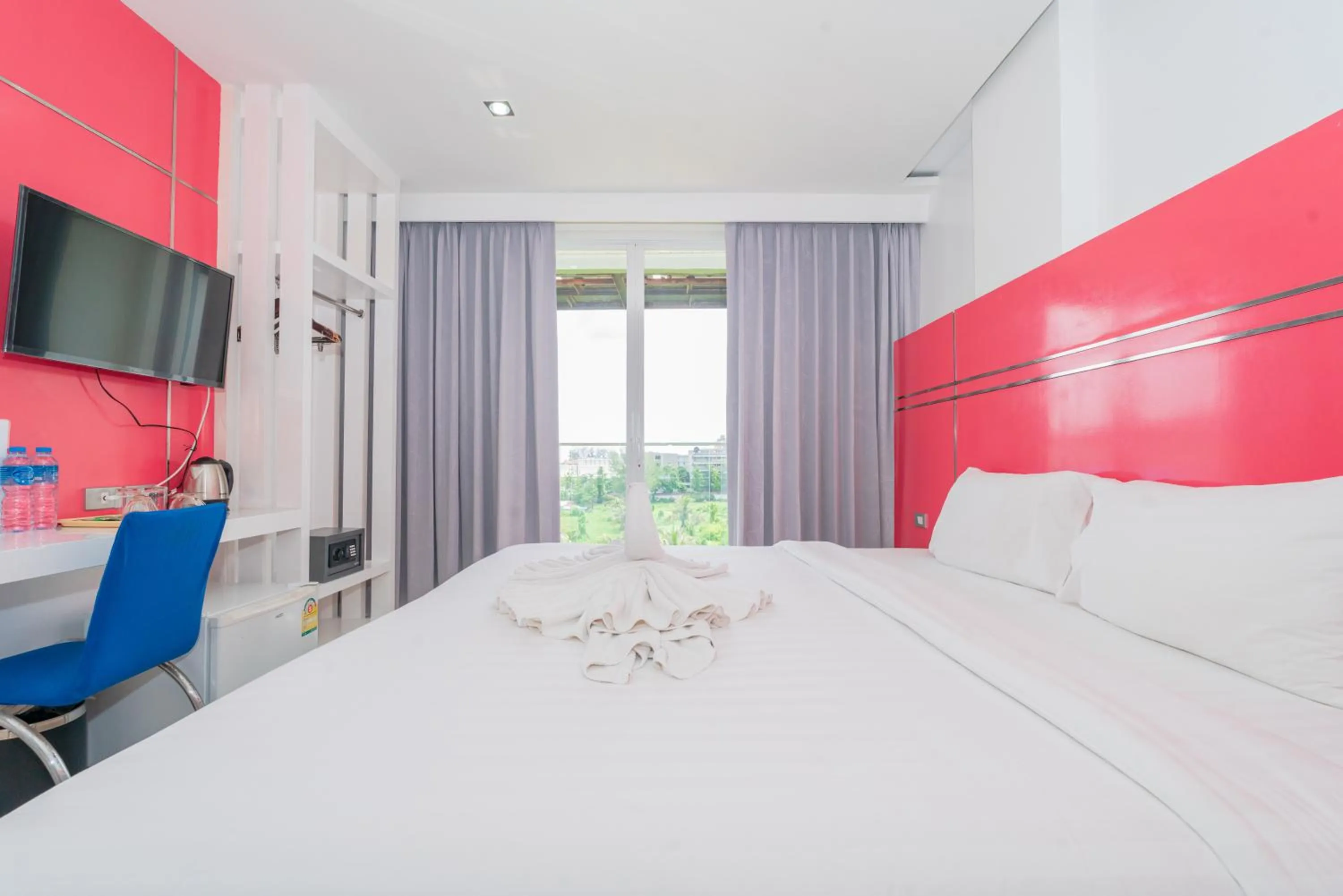 Bedroom, Bed in Patong Diamond Hotel