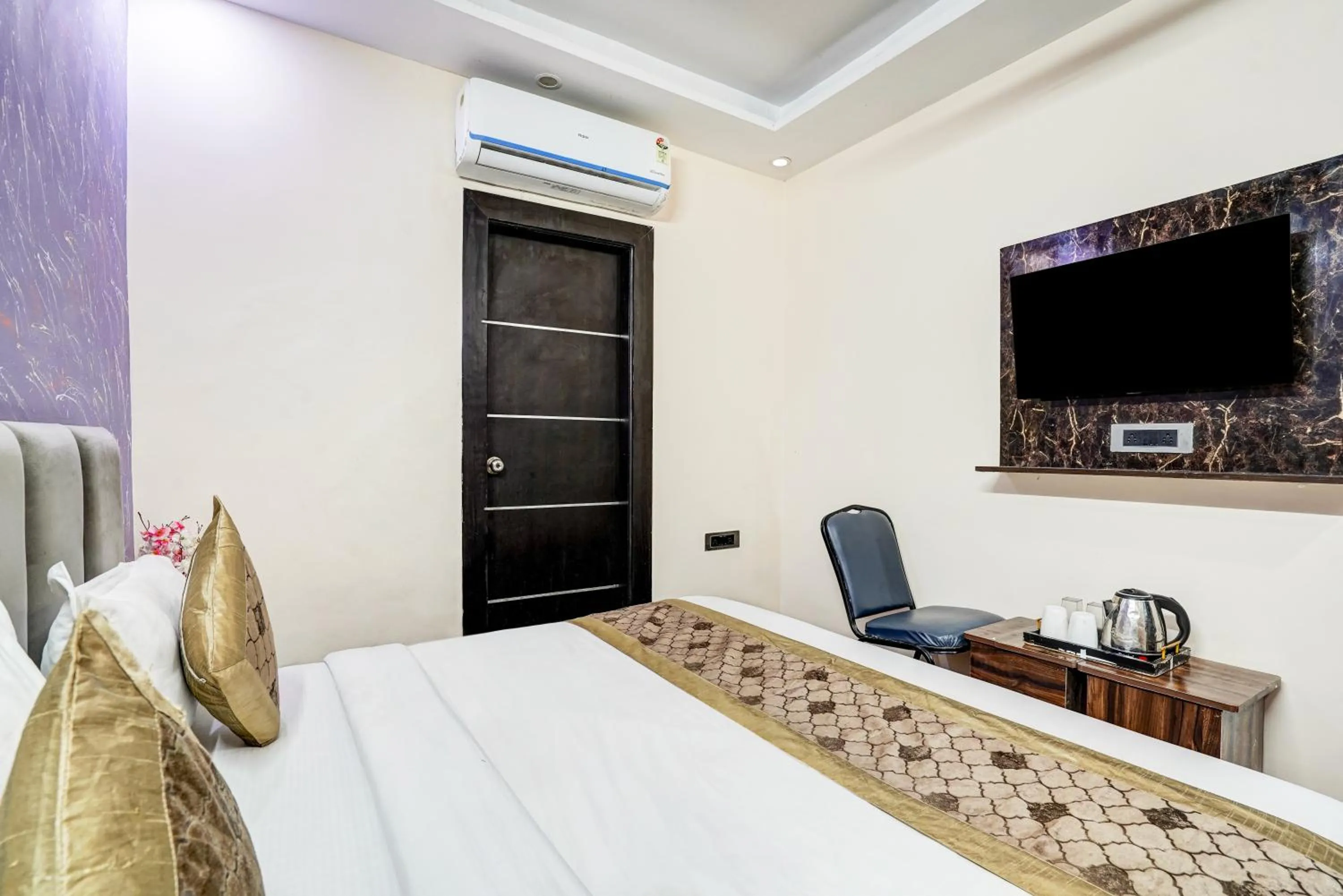 TV and multimedia, Bed in Hotel Twamev Couple Friendly Laxmi Nagar