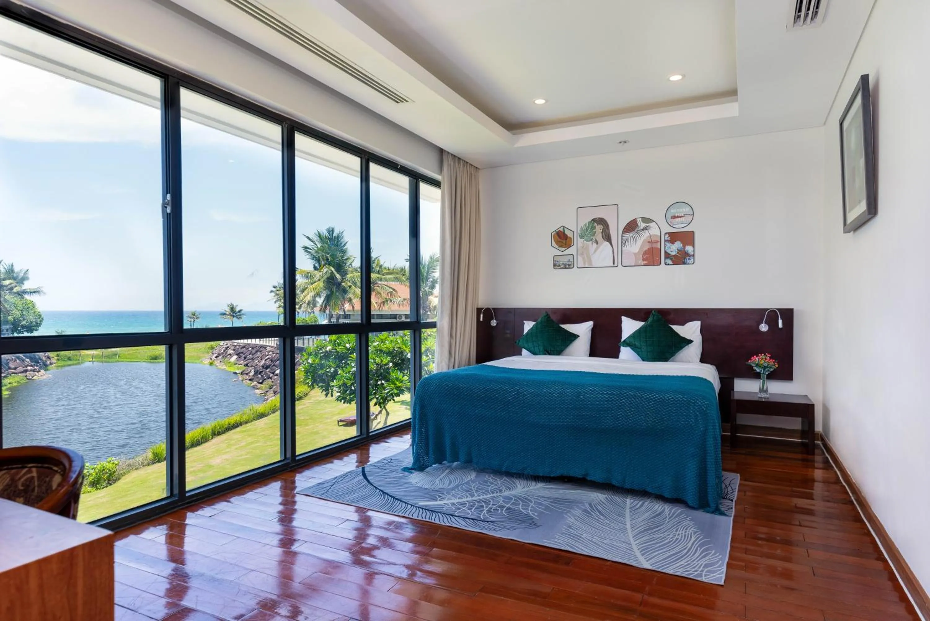 Bed in Ocean Beach Villas Danang