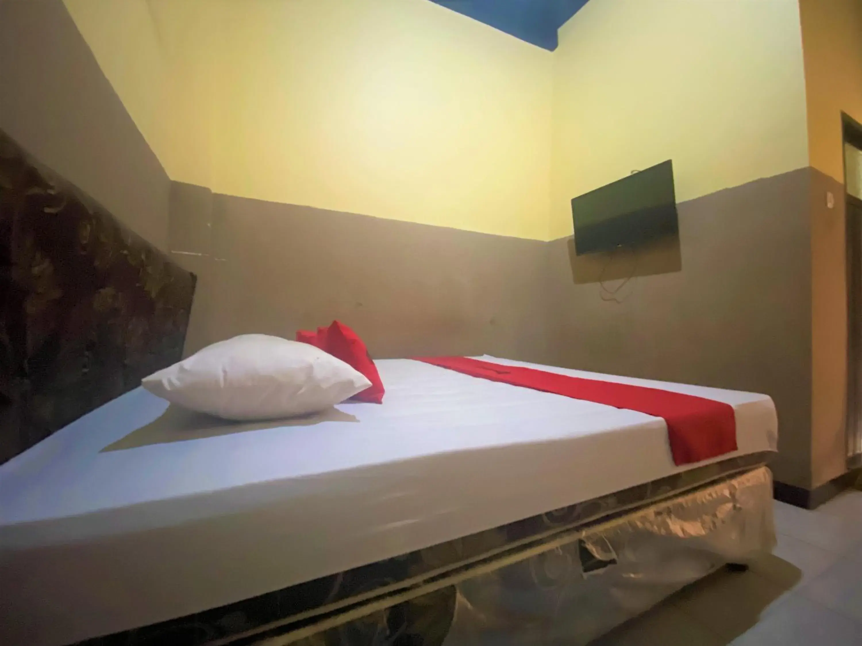 Standard Double Room in RedDoorz @ Wisma Sentosa Palopo Standard Double Room in RedDoorz @ Wisma Sentosa Palopo