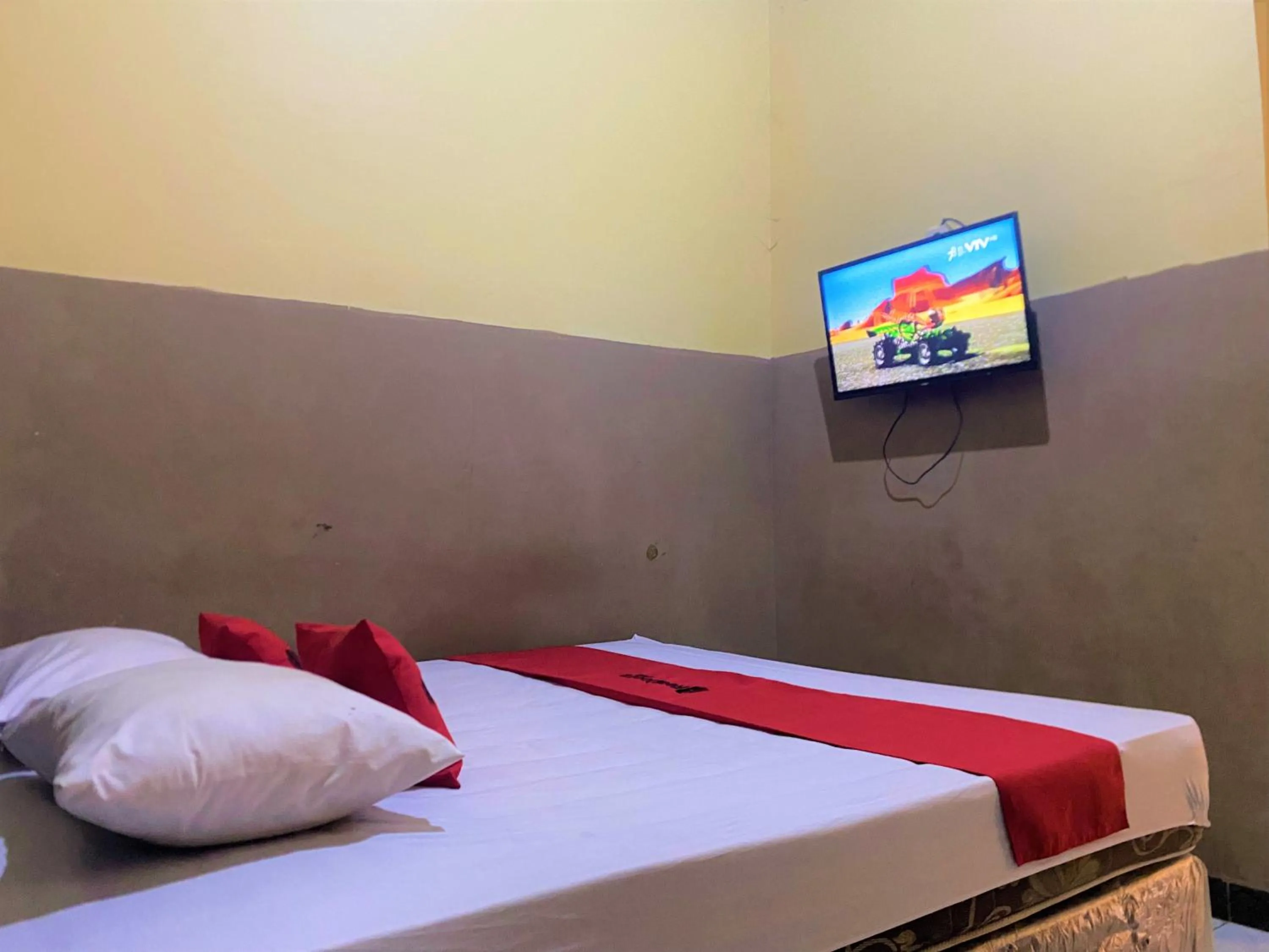 Bed in RedDoorz @ Wisma Sentosa Palopo