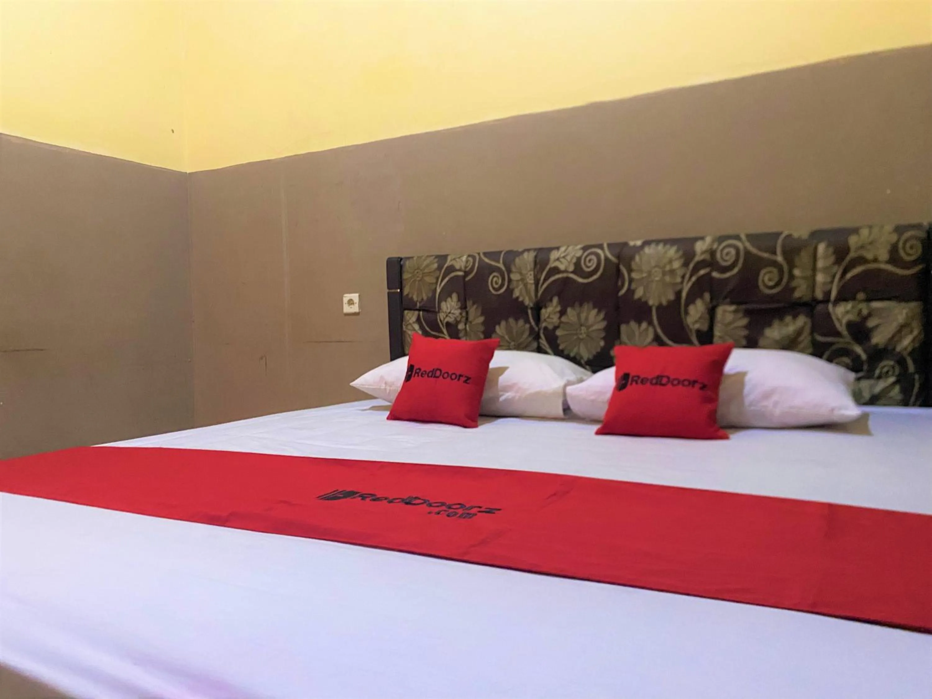 Bedroom, Bed in RedDoorz @ Wisma Sentosa Palopo