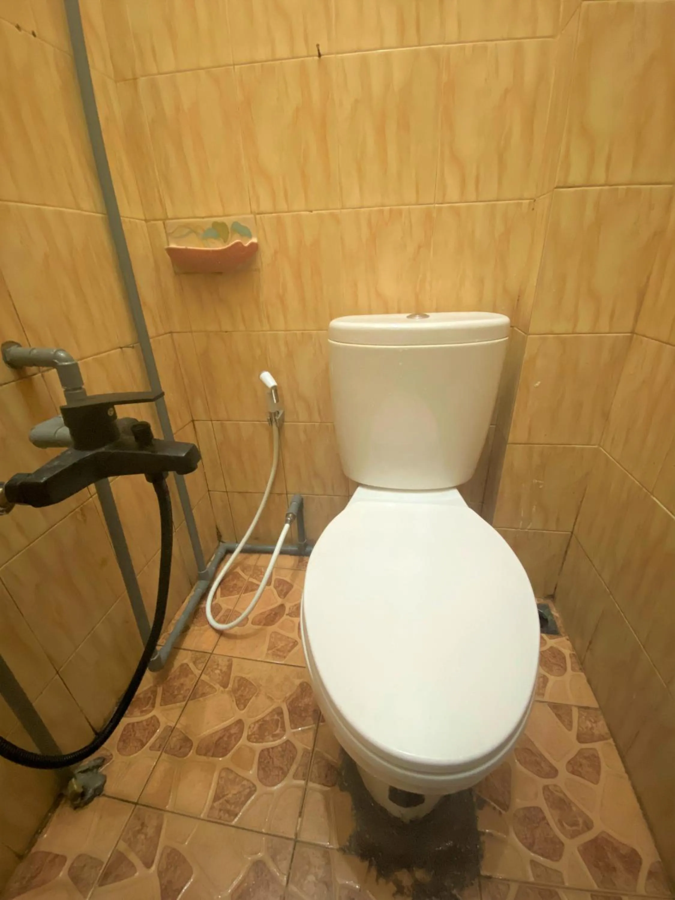 Bathroom in RedDoorz @ Wisma Sentosa Palopo