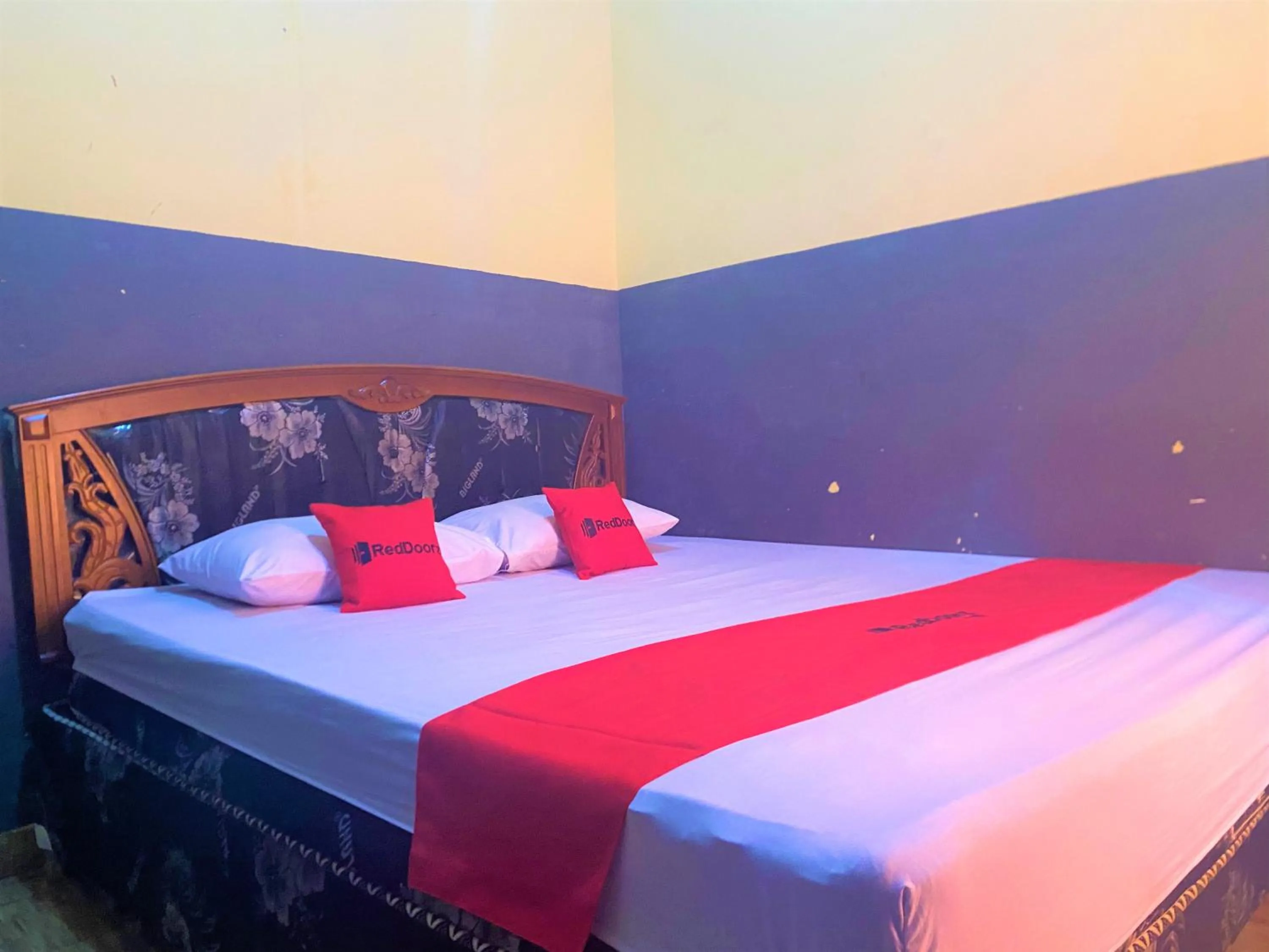 Bedroom, Bed in RedDoorz @ Wisma Sentosa Palopo