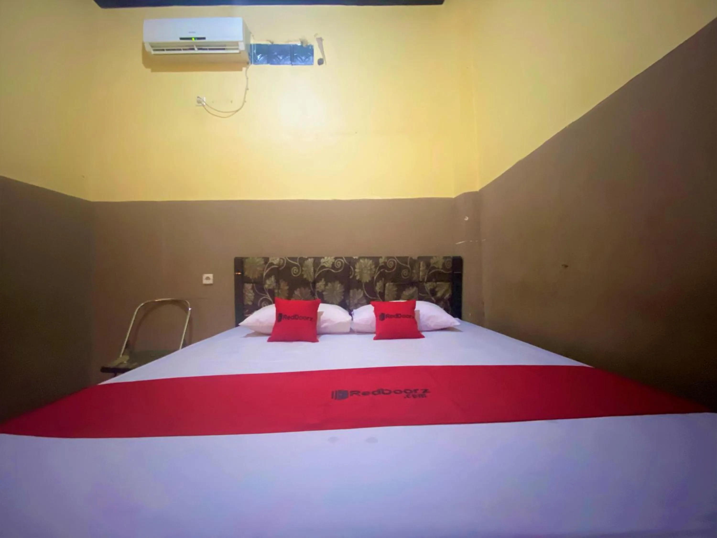 Bedroom, Bed in RedDoorz @ Wisma Sentosa Palopo