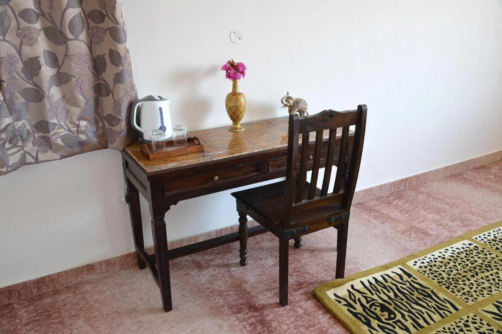 hair dresser in ClarksInn Suites Ranthambhore